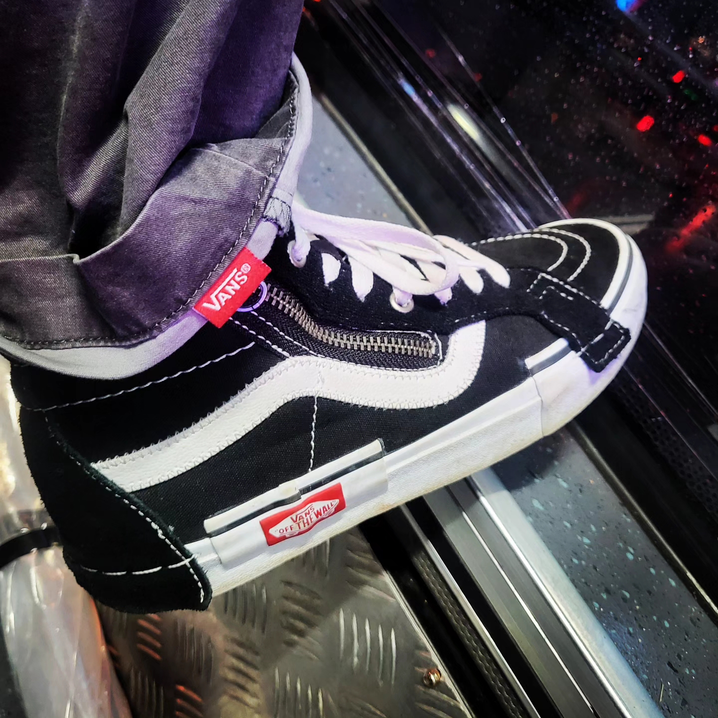 Supreme Washed Chino Twill Camp Cap Zebra - 22FW, Vans Sk8-Hi Reissue Cap Black 착용 스타일 - 3
