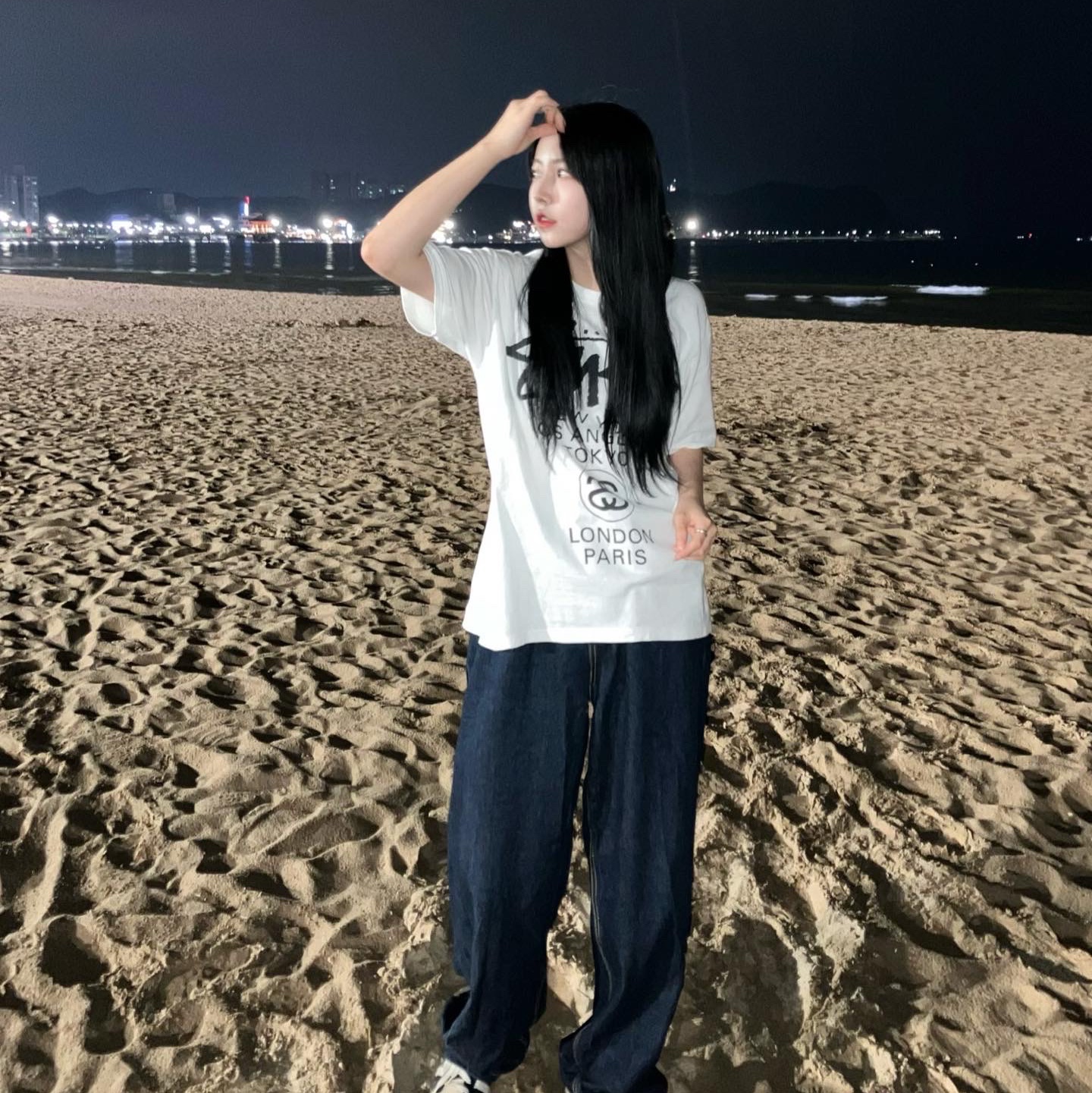 Stussy World Tour T-Shirt White 2023, Adidas Superstar 82 Black White 착용 스타일 - 1
