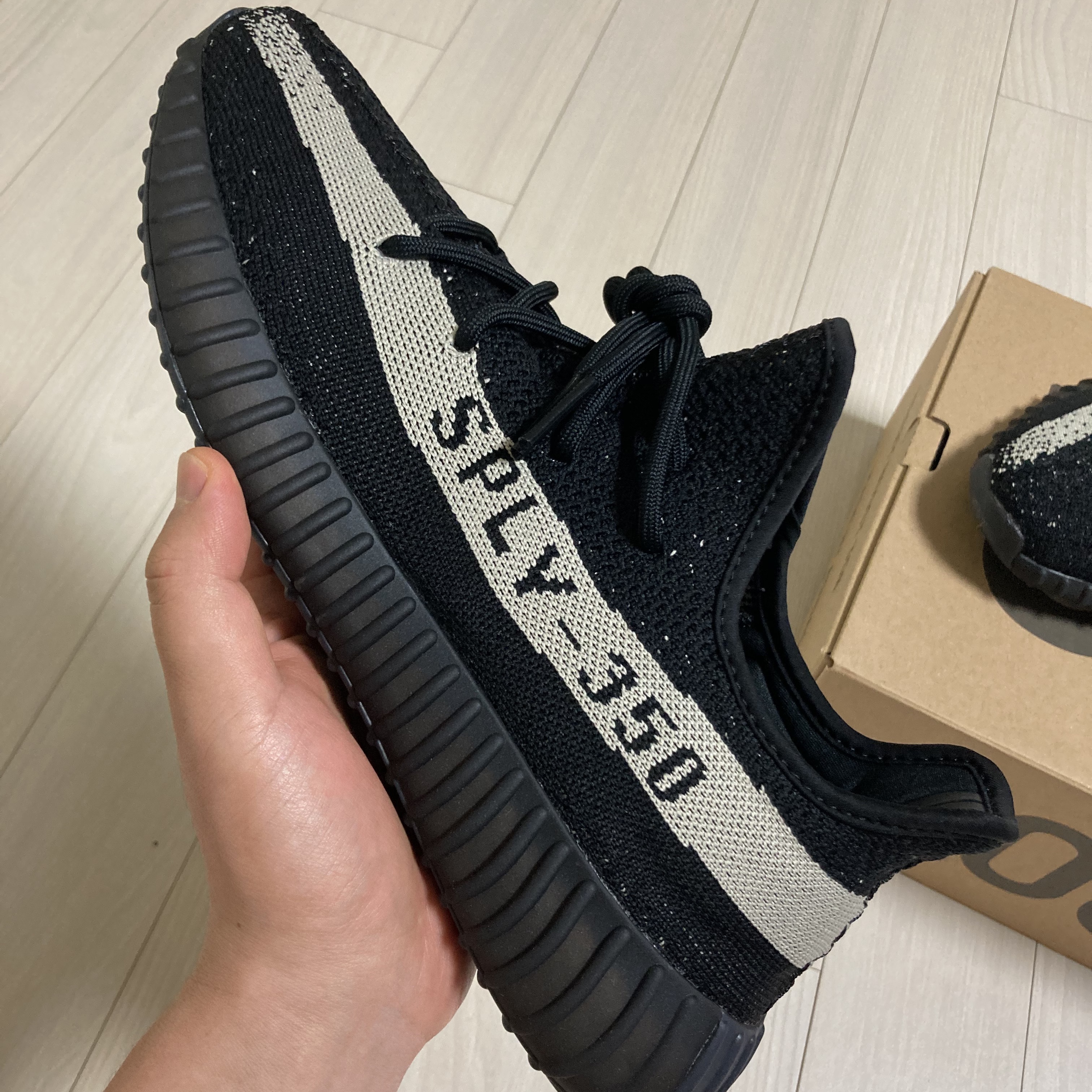 Adidas Yeezy Boost 350 V2 Core Black White 2022 착용 스타일
