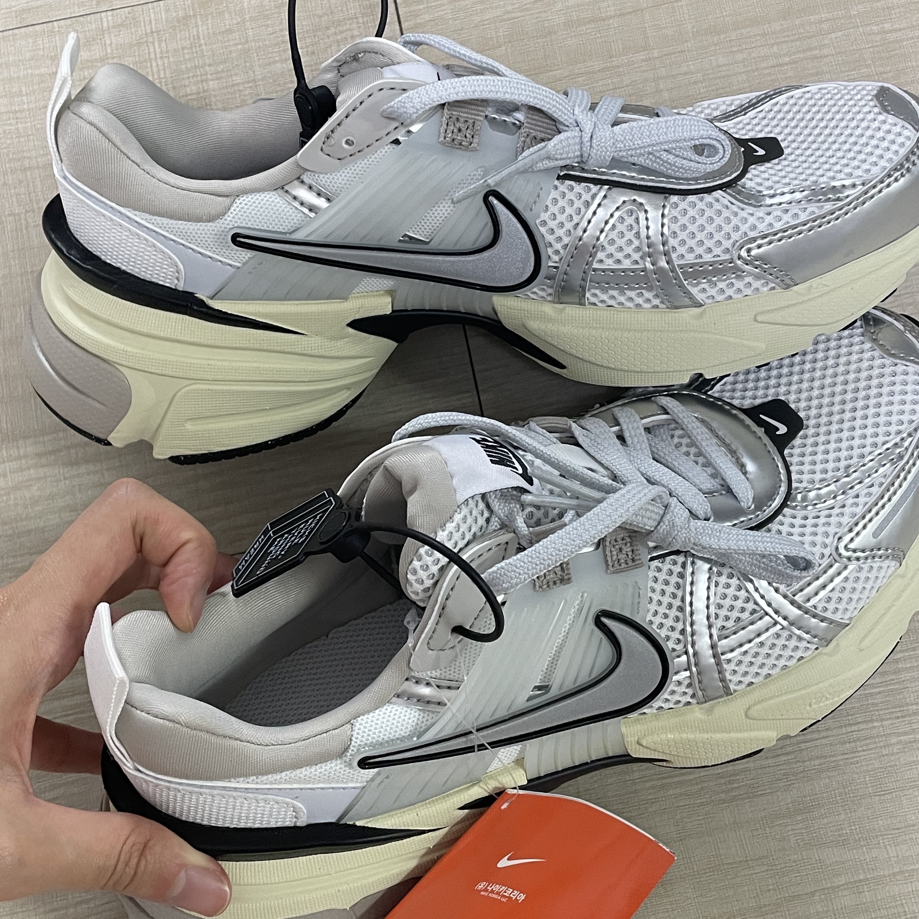 Nike V2K Run Summit White Metallic Silver 착용 스타일 - 2