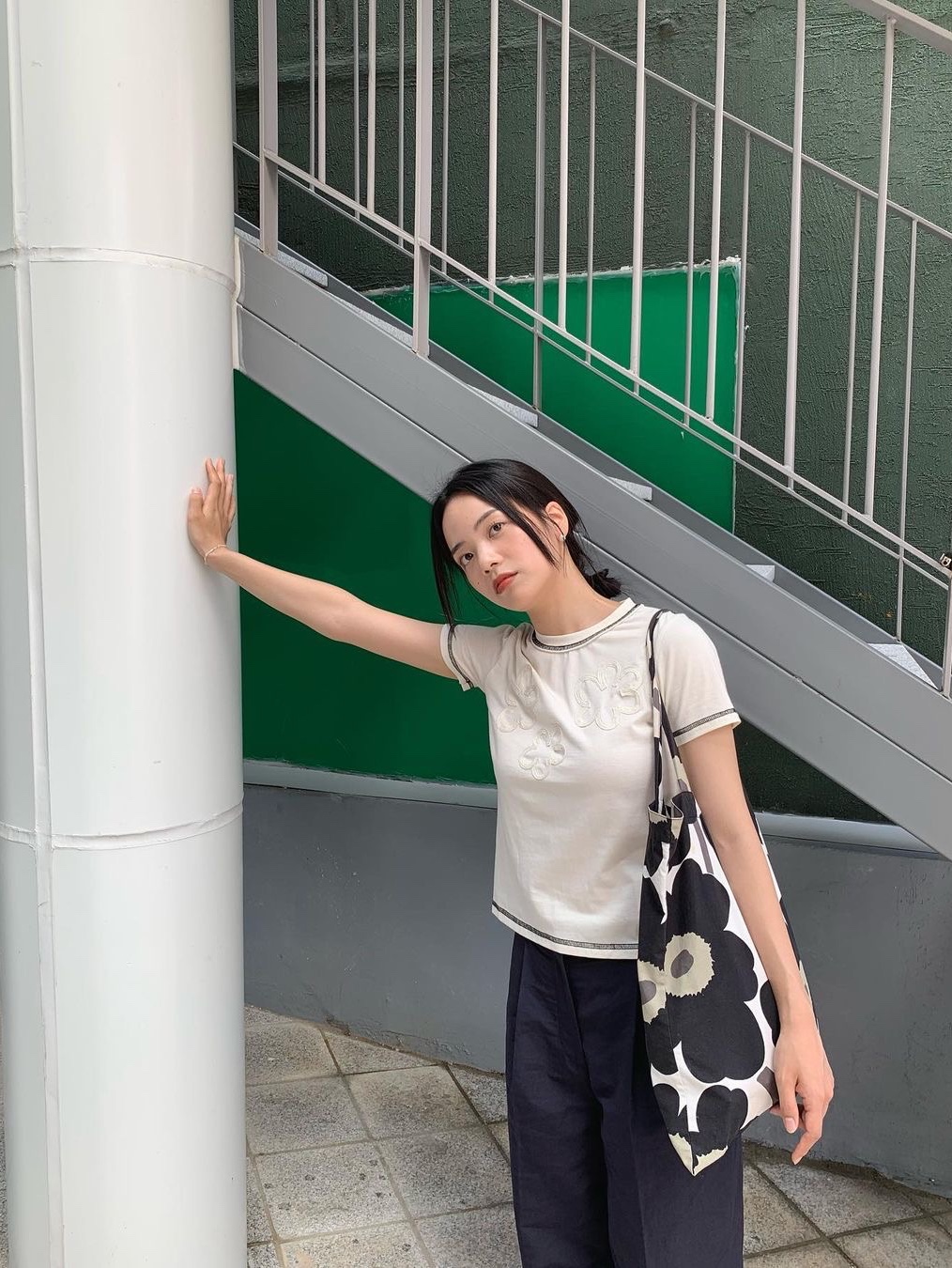 Safarispot Women 1/2 Flower Greige Tee Ivory 착용 스타일 - 1
