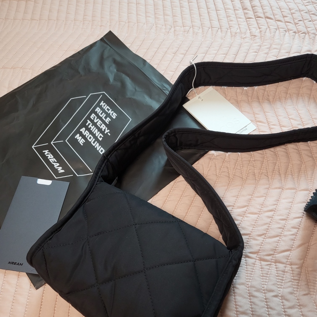 COS Diamond Quilted Mini Crossbody Bag Black 착용 스타일 - 3