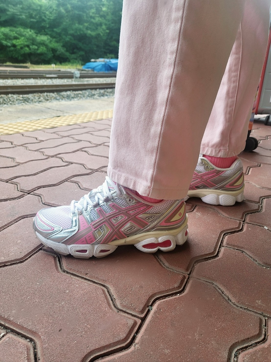 (W) Asics Gel-Nimbus 9 White Pure Silver, Jellycat Bashful Bunny Bag Charm Blush 착용 스타일 - 1
