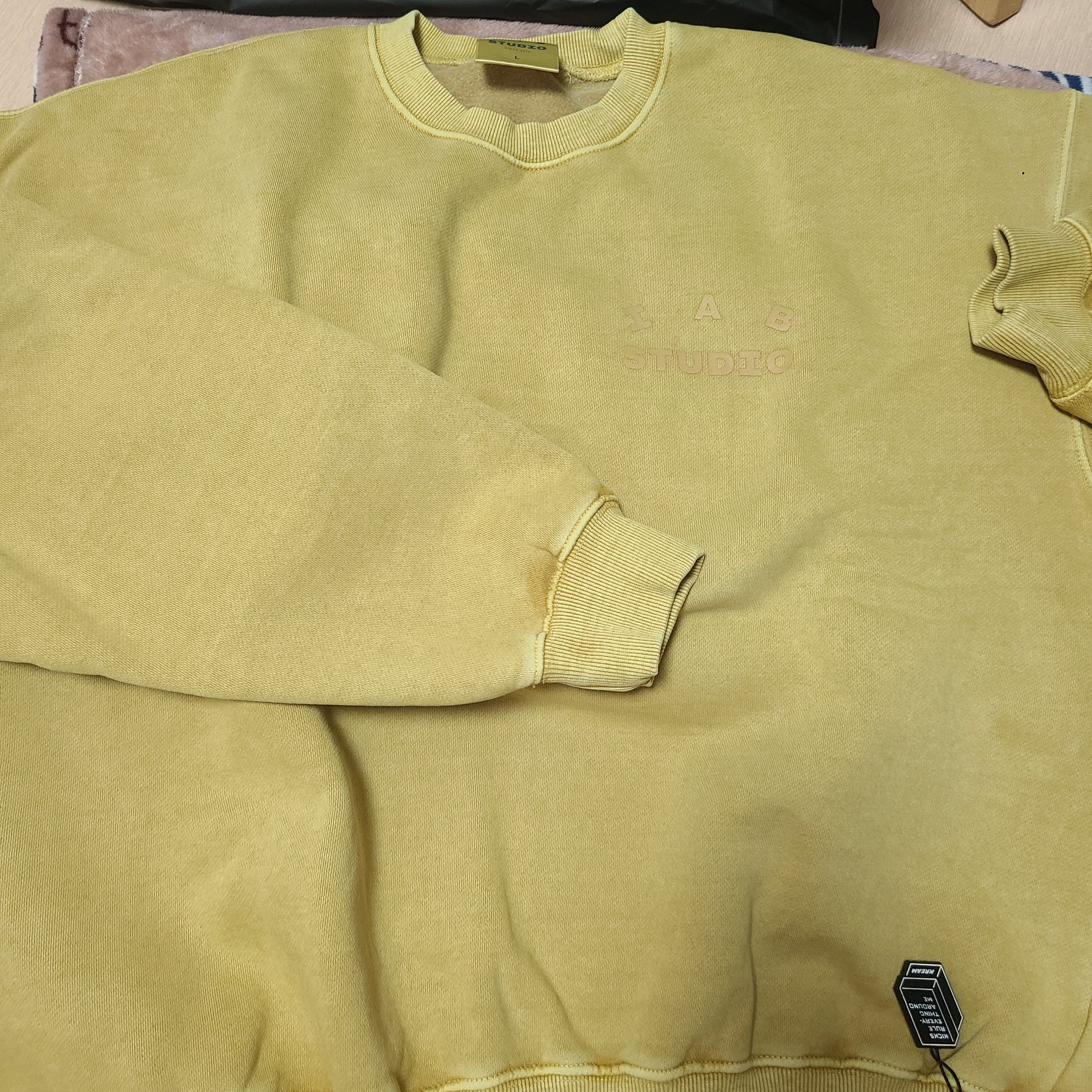 IAB Studio Pigment Sweatshirt Mustard 착용 스타일 - 1