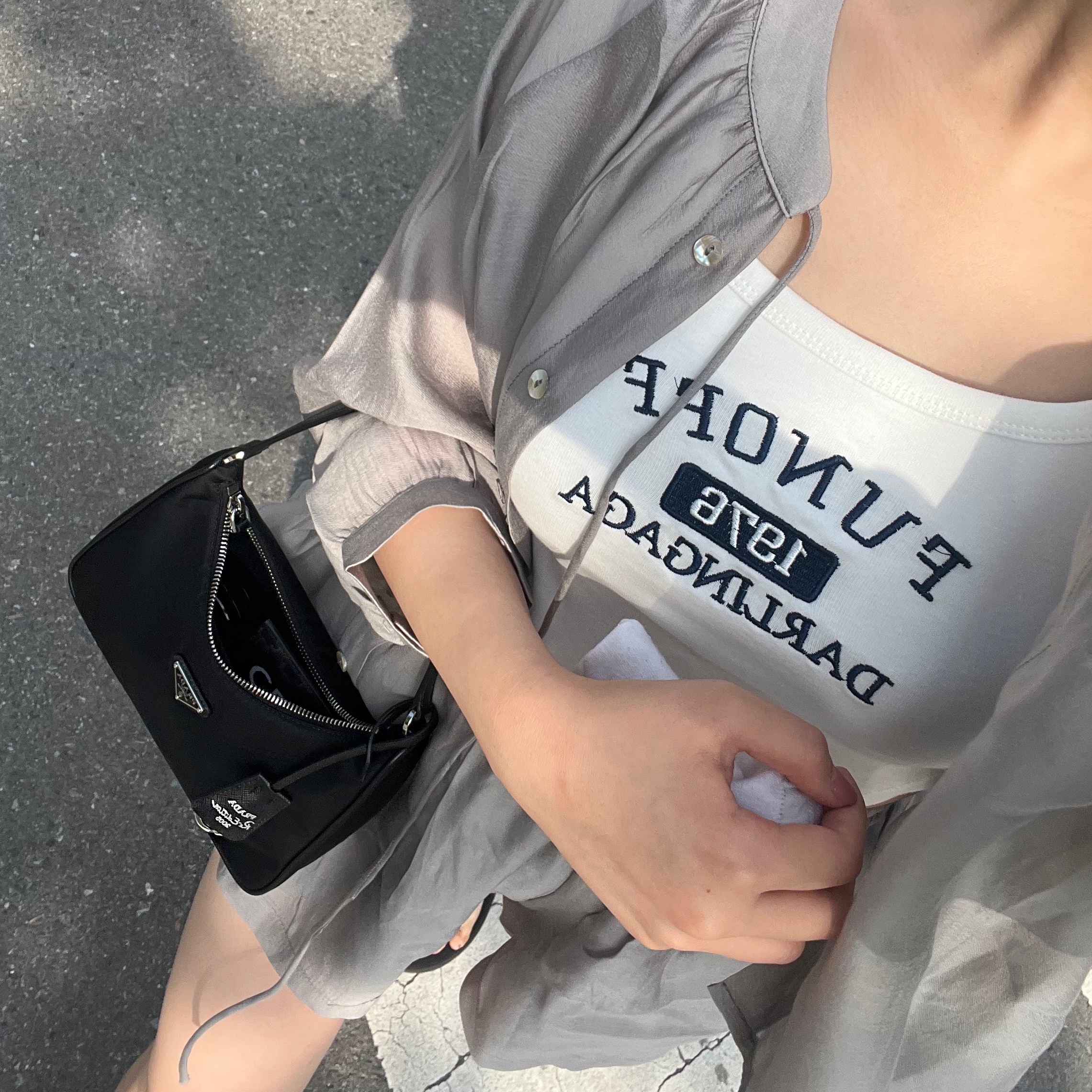 Prada Re-Edition 2005 Re-Nylon Mini Hobo Bag Black 착용 스타일 - 2