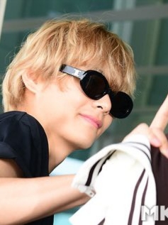 (W) Celine Triomphe 01 Sunglasses in Acetate Black, Rimowa Essential Trunk Polycarbonate Matte Black 착용 스타일 - 4