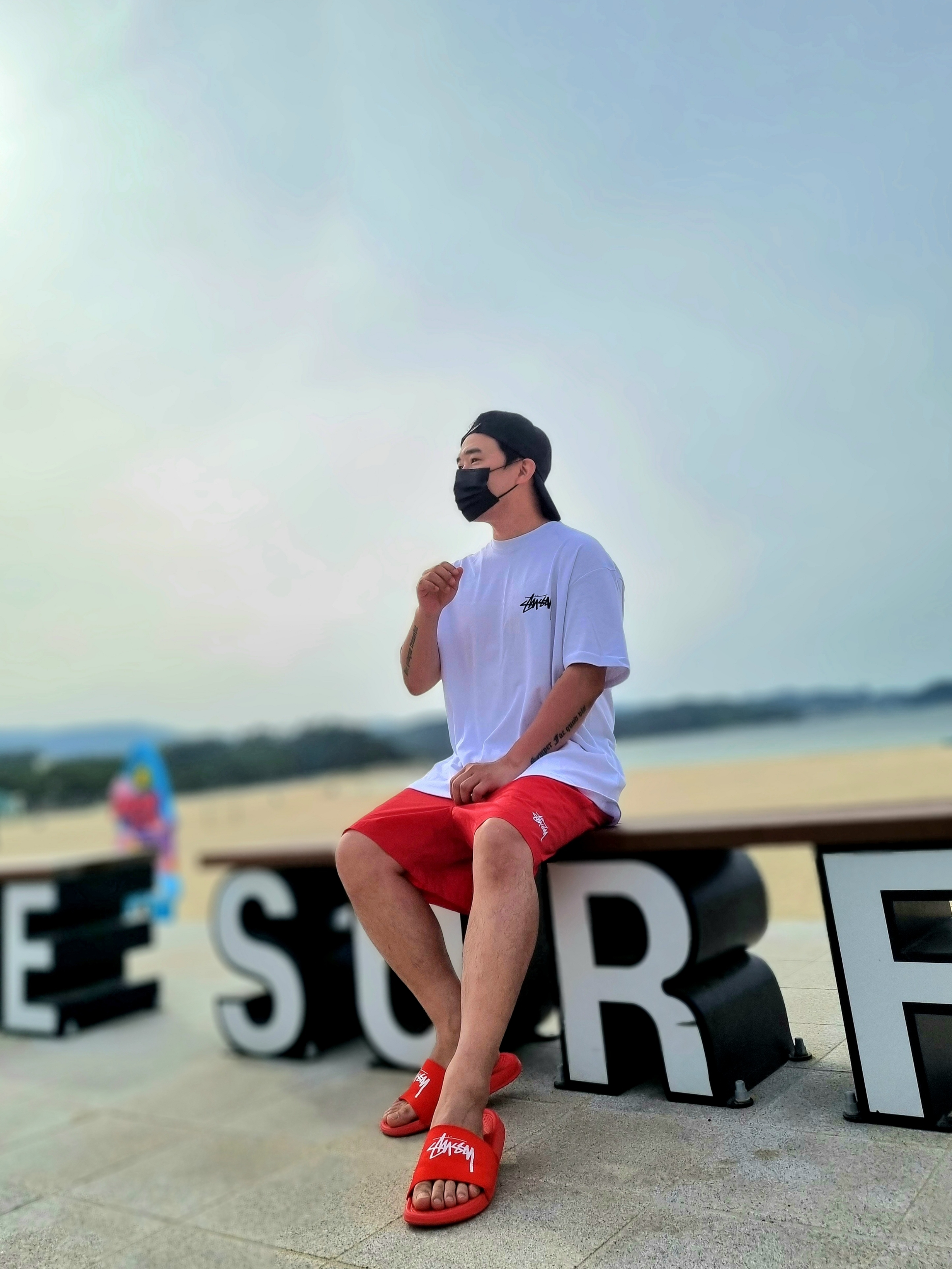 Stussy Fuzzy Dice T-Shirt White, Nike x Stussy Benassi Slide Habanero Red 착용 스타일