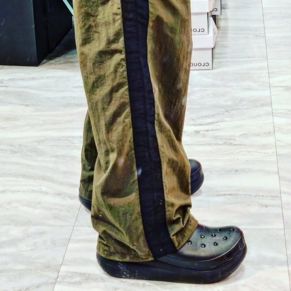 Crocs Classic Crush Boot Black 착용 스타일