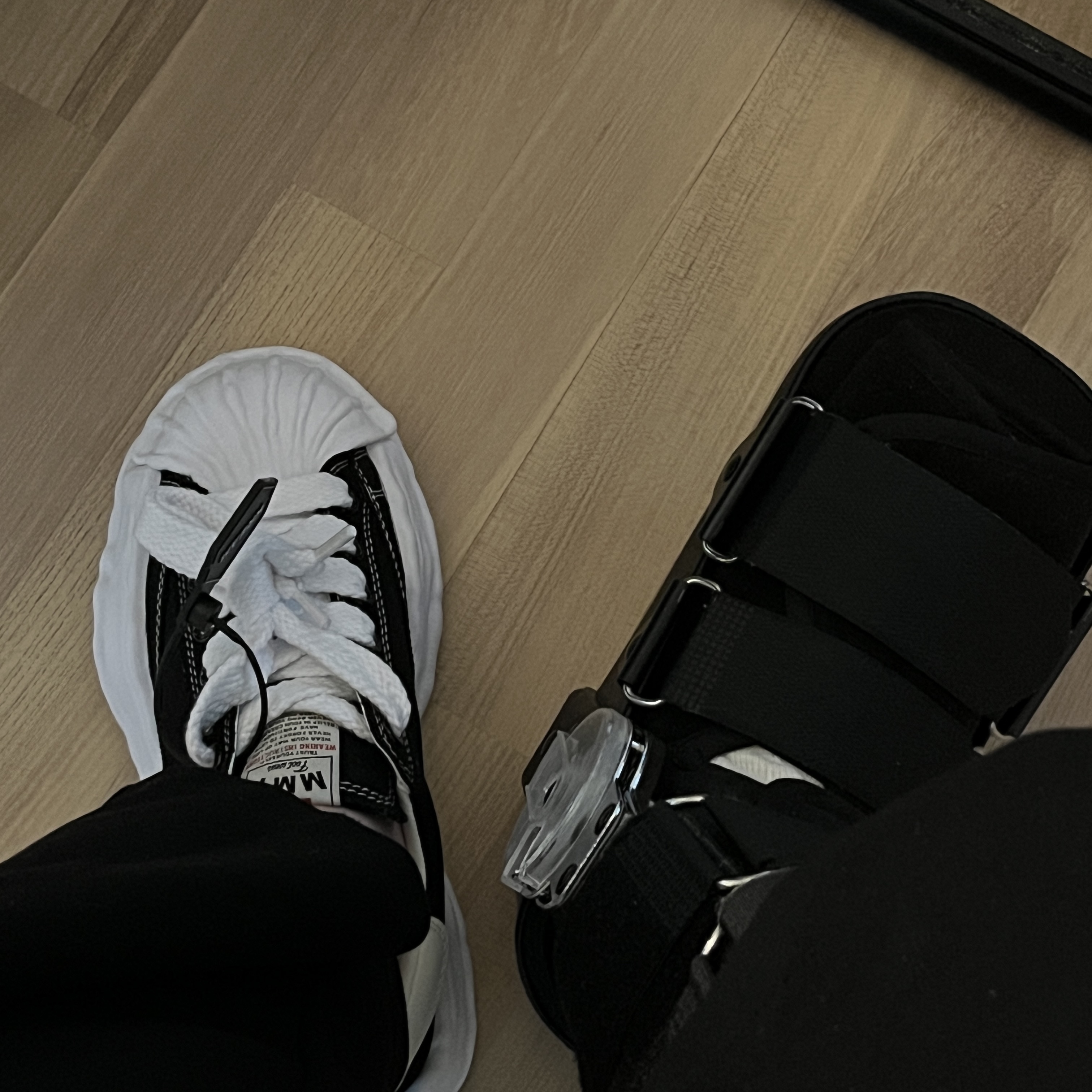 Maison Mihara Yasuhiro Blakey OG Sole Canvas Low-top Sneakers Black White 착용 스타일 - 2