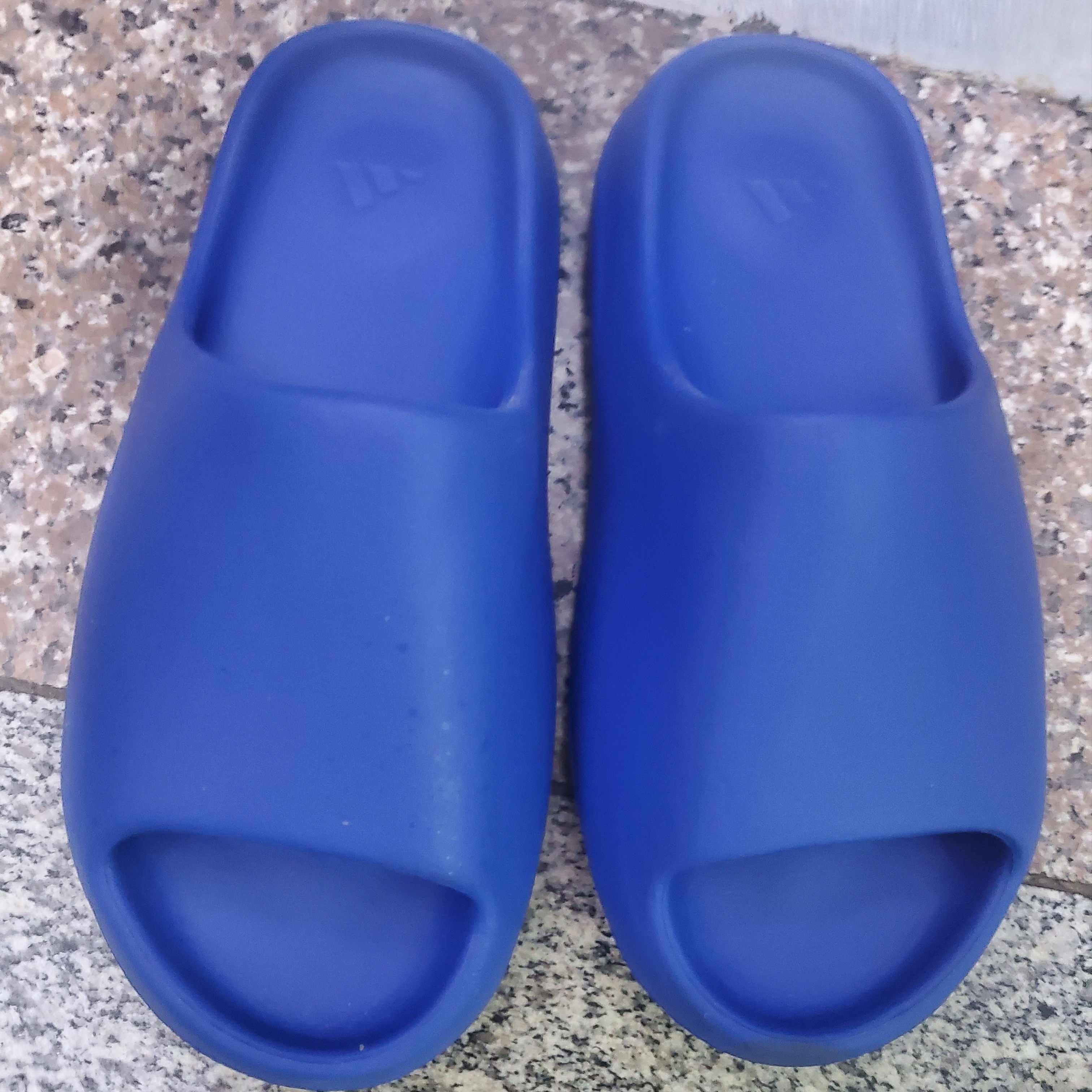 Adidas Yeezy Slide Azure 착용 스타일