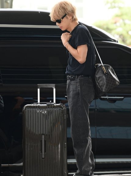 (W) Celine Triomphe 01 Sunglasses in Acetate Black, Rimowa Essential Trunk Polycarbonate Matte Black 착용 스타일 - 3
