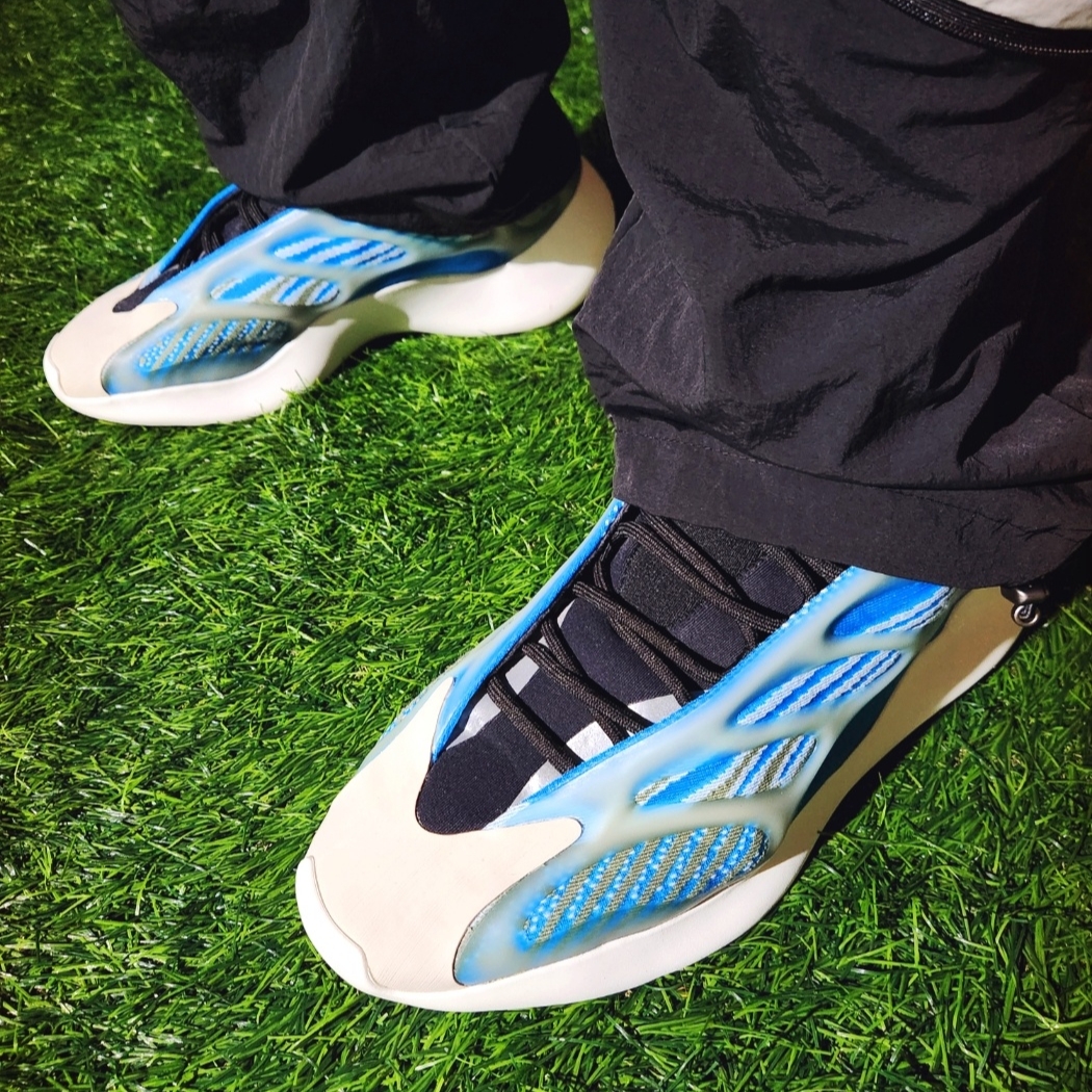 Adidas Yeezy 700 V3 Arzareth 착용 스타일 - 5