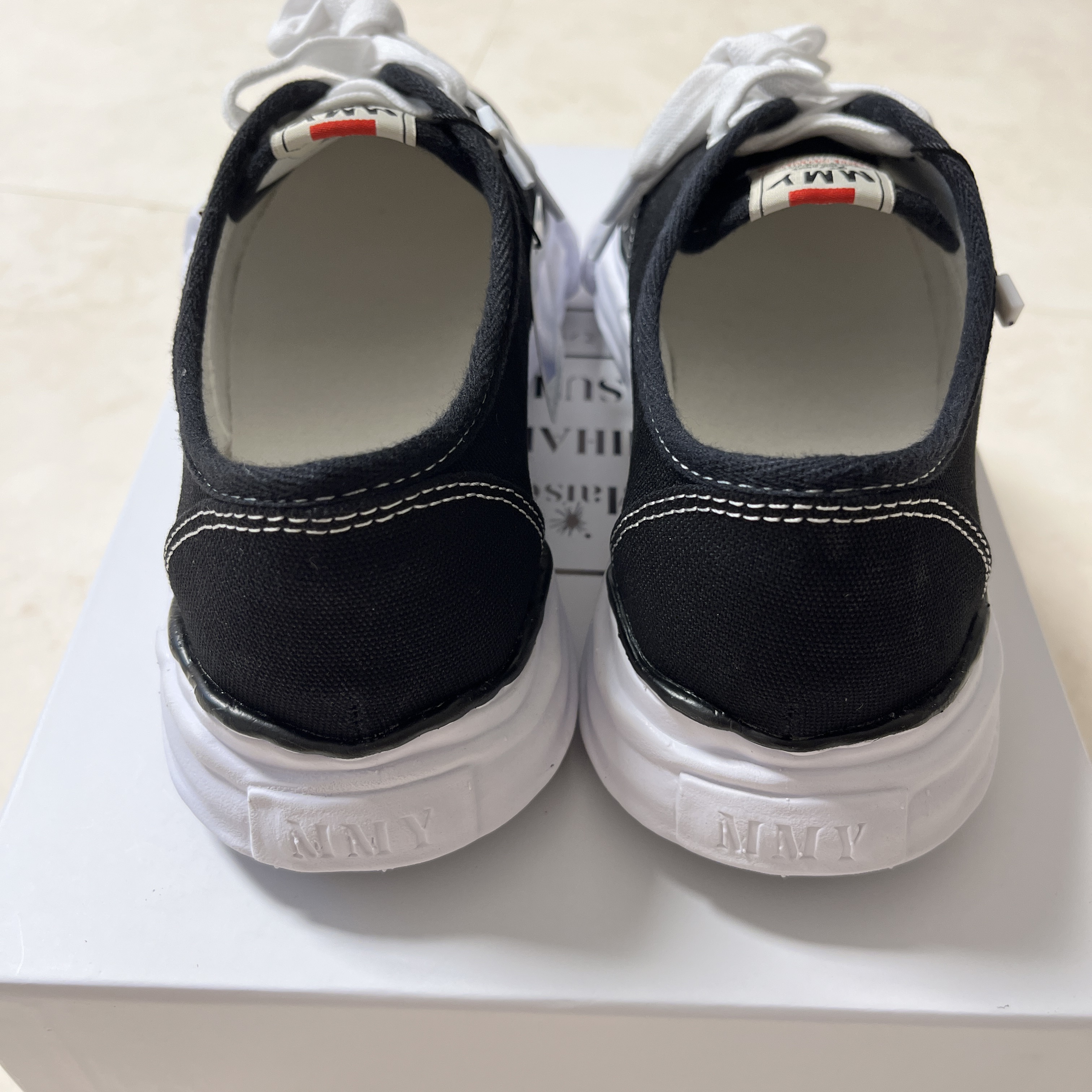 Maison Mihara Yasuhiro Baker OG Sole Canvas Low Cut Sneakers Black 착용 스타일 - 2