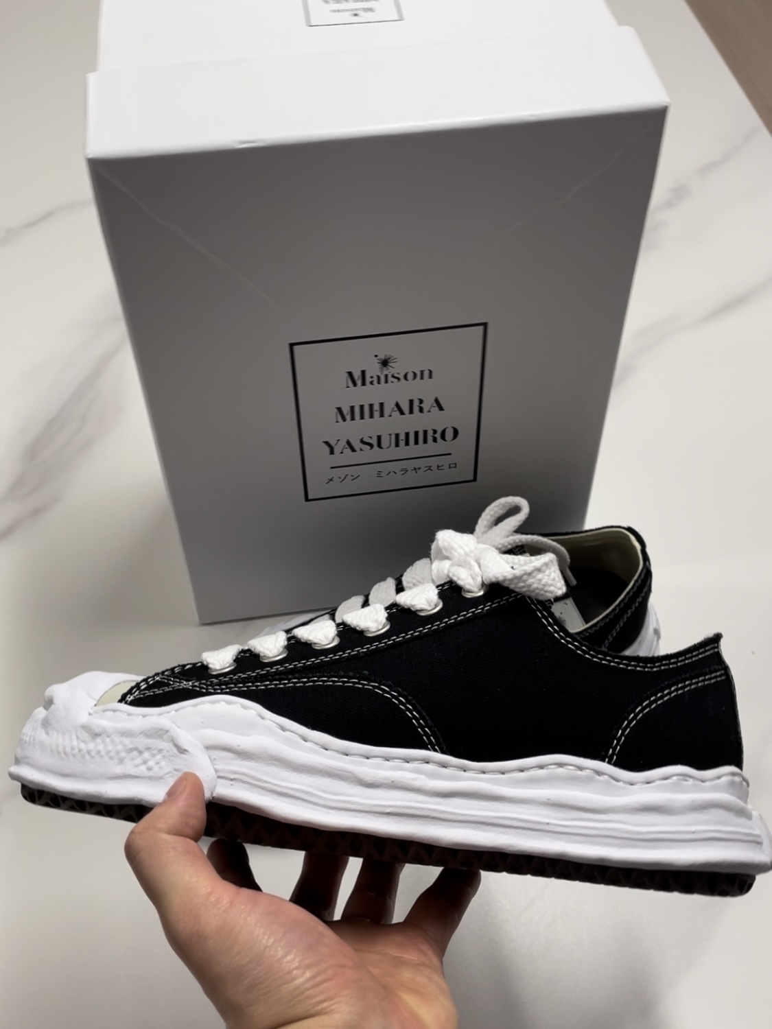Maison Mihara Yasuhiro Hank OG Sole Canvas Low-top Sneakers Black 착용 스타일 - 4