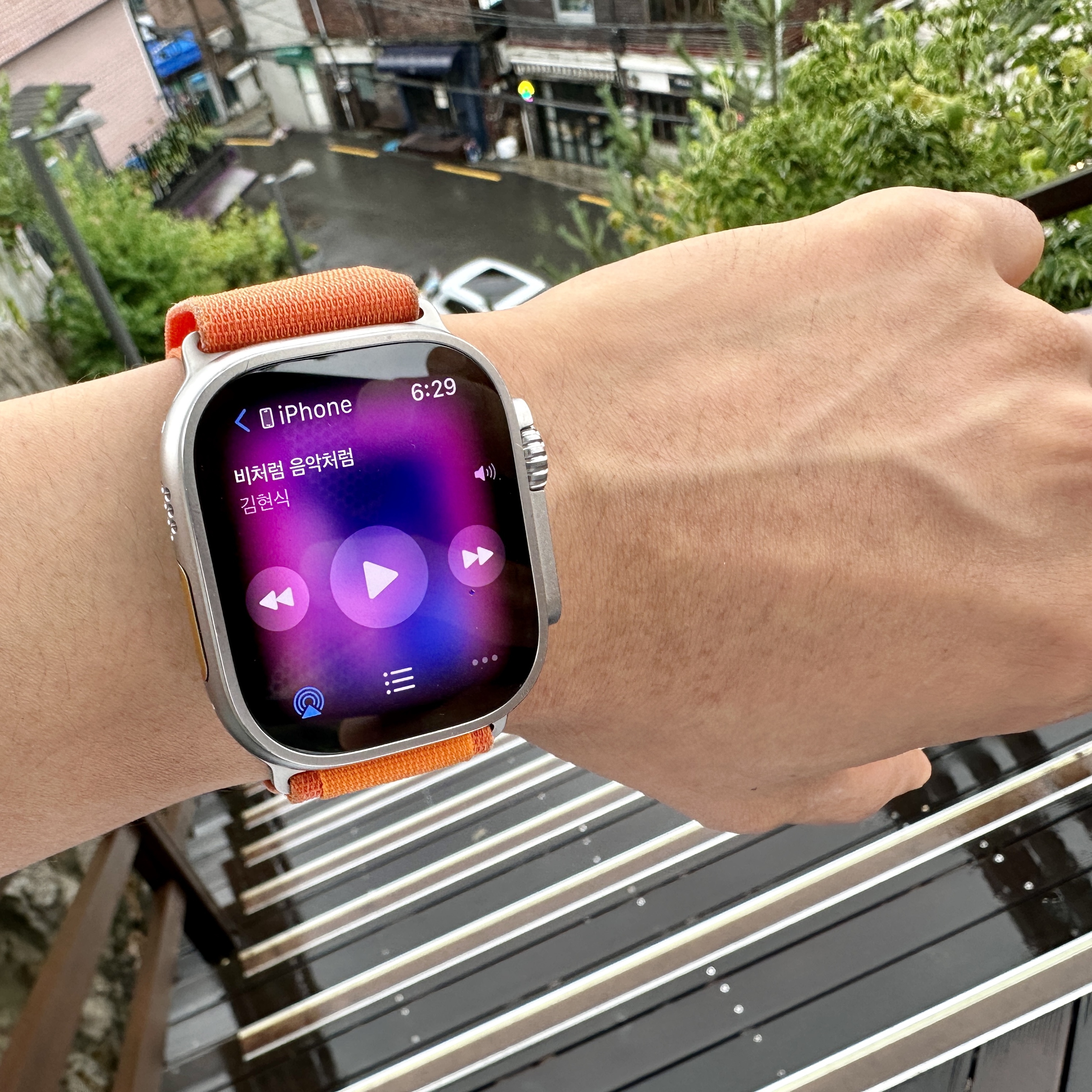 Apple Watch Ultra 49mm Titanium Case with L Alpine Loop Orange (Korean Ver.), Nike Air Force 1 Low Gore-Tex Black Light Carbon 착용 스타일 - 1