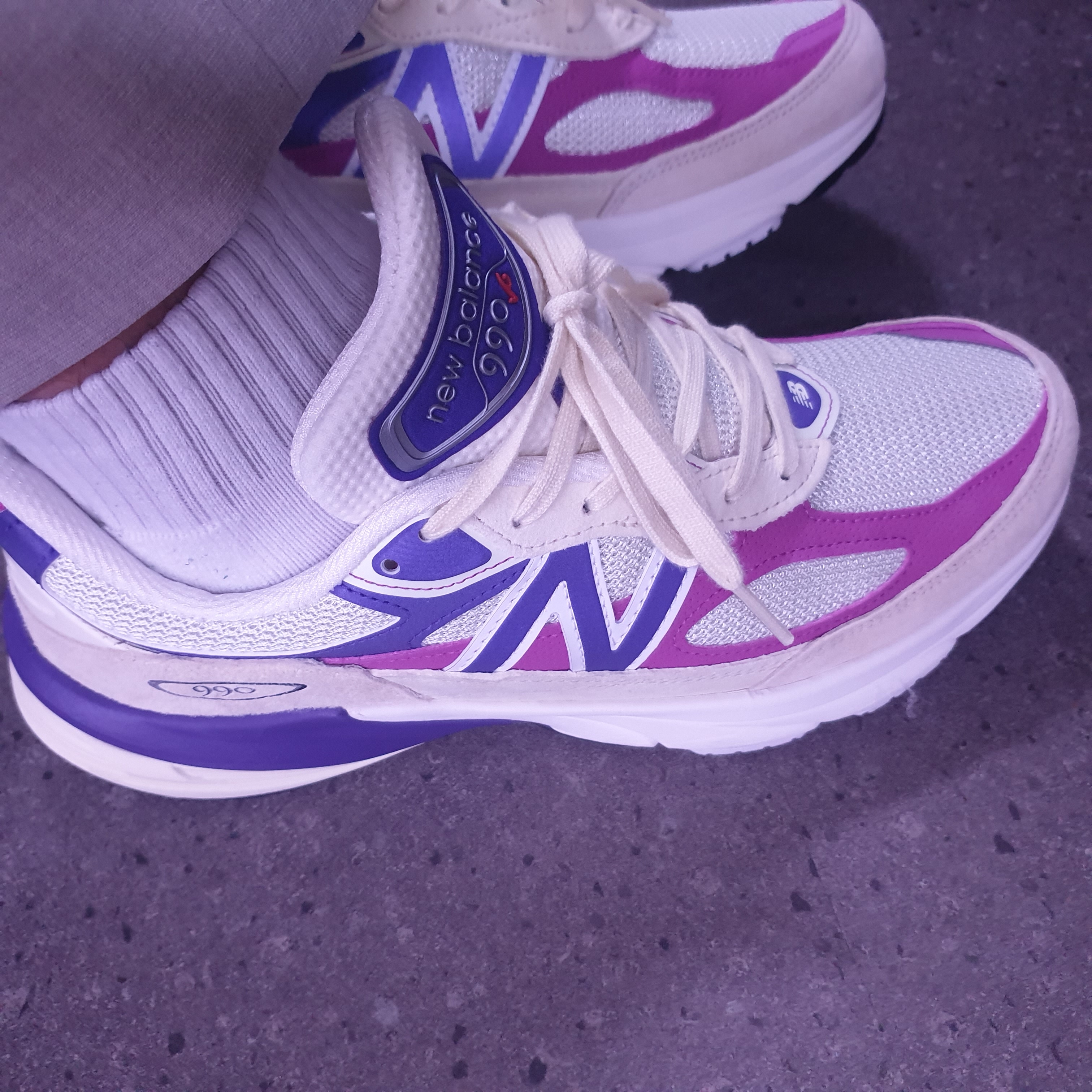 New Balance 990v6 Made in USA Limestone Magenta 착용 스타일 - 1