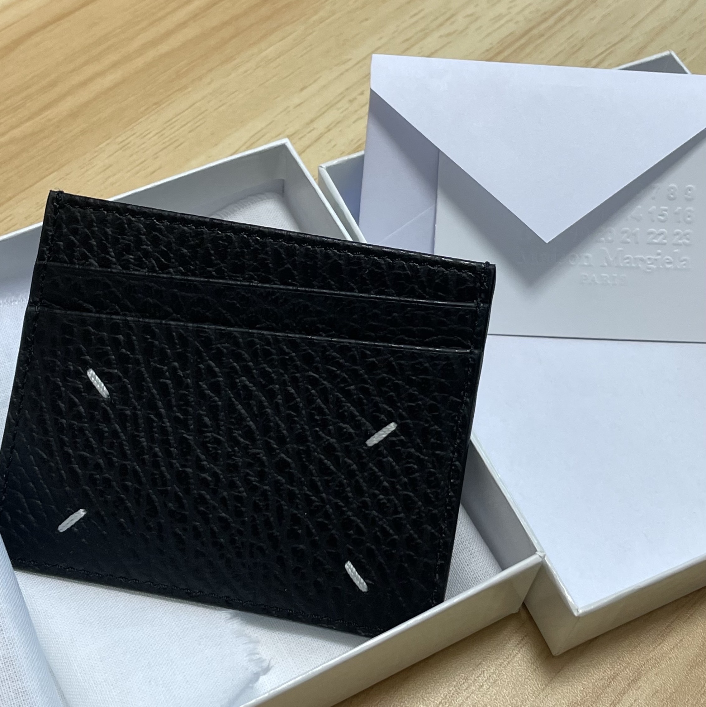 Maison Margiela Stitch Card Holder Black 착용 스타일 - 1