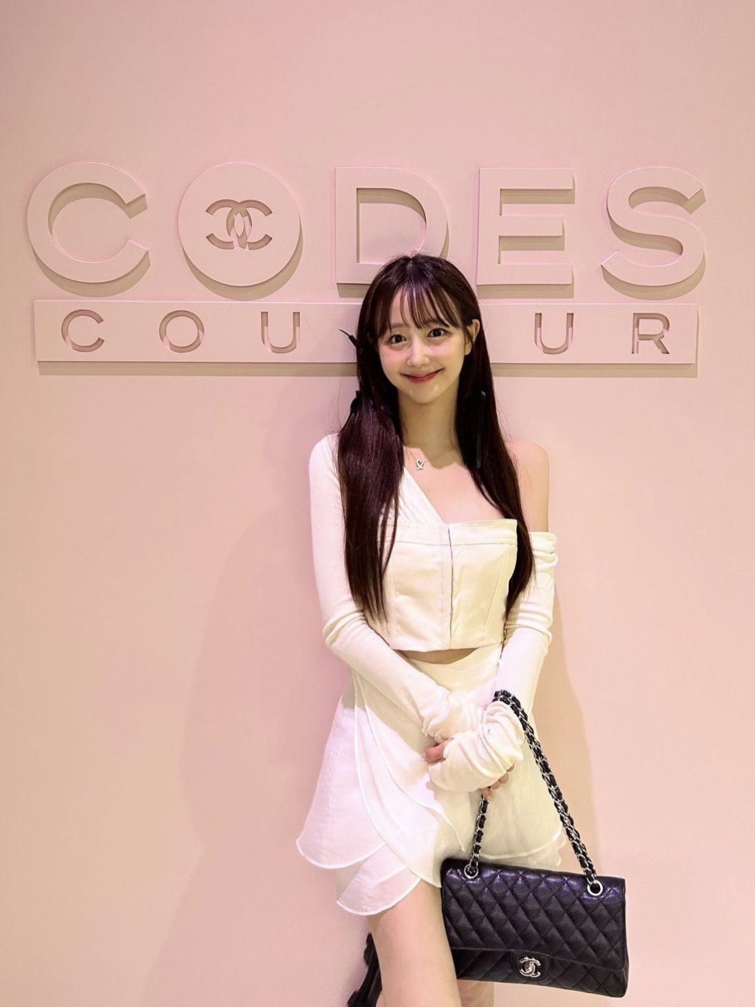 Chanel Medium Classic Handbag Grained Calfskin & Silver Black 착용 스타일 - 2