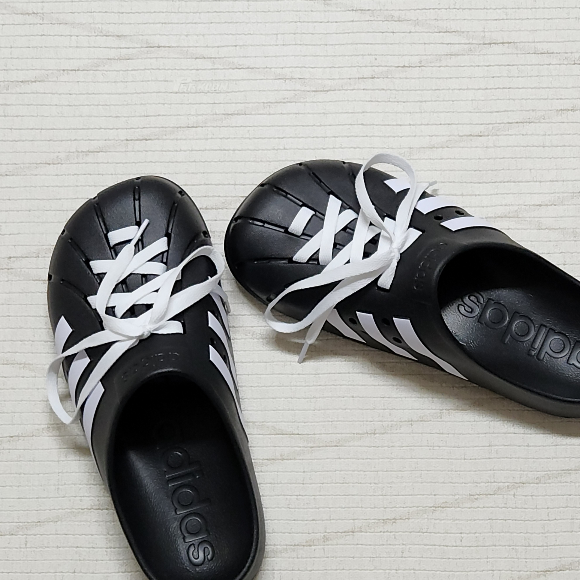 Adidas Adilette Clog Black White 착용 스타일 - 1