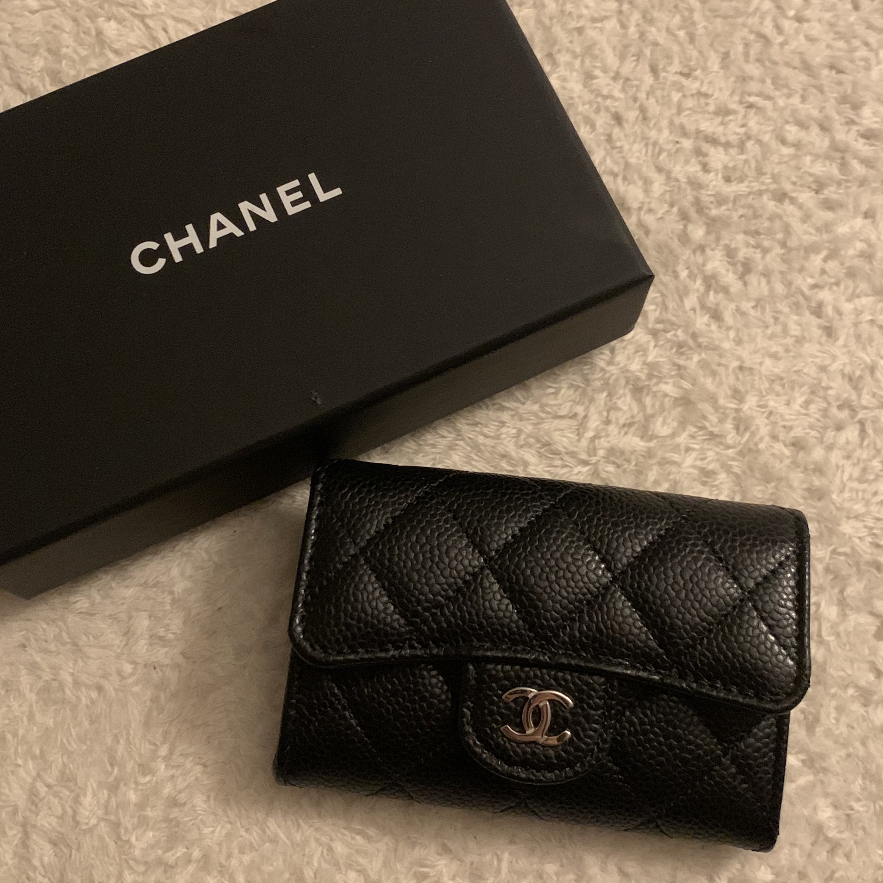 Chanel Classic Card Holder Grained Calfskin & Silver Black 착용 스타일