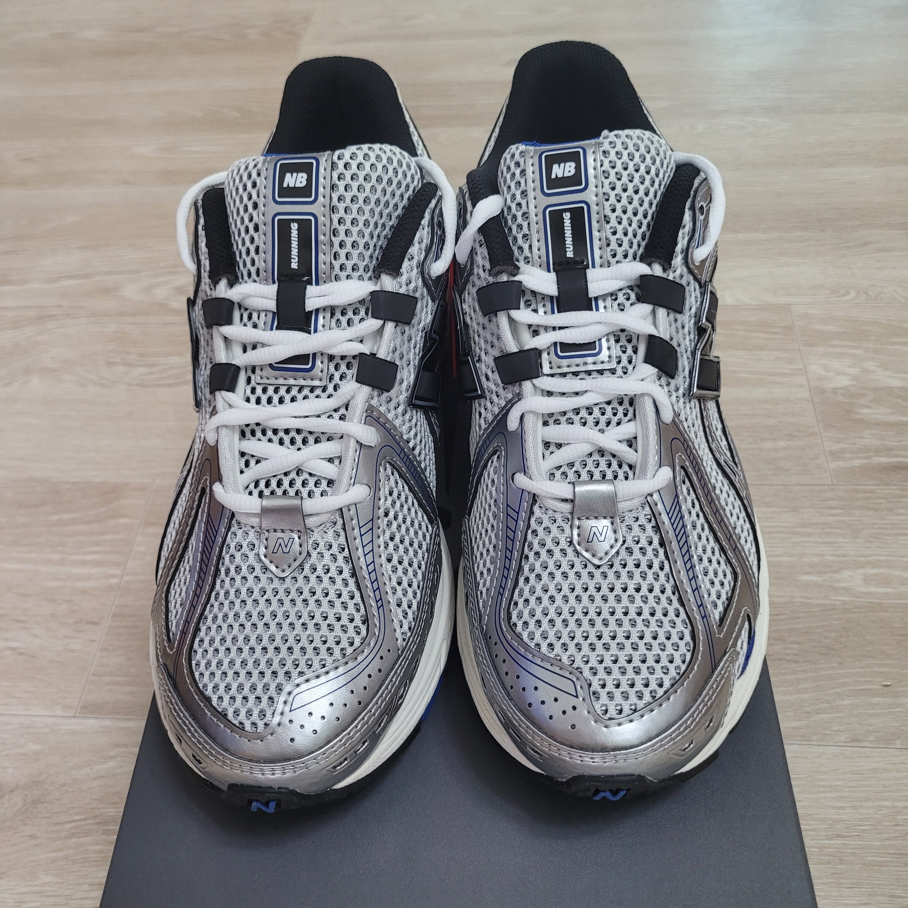New Balance 1906R Silver Metallic 착용 스타일 - 2
