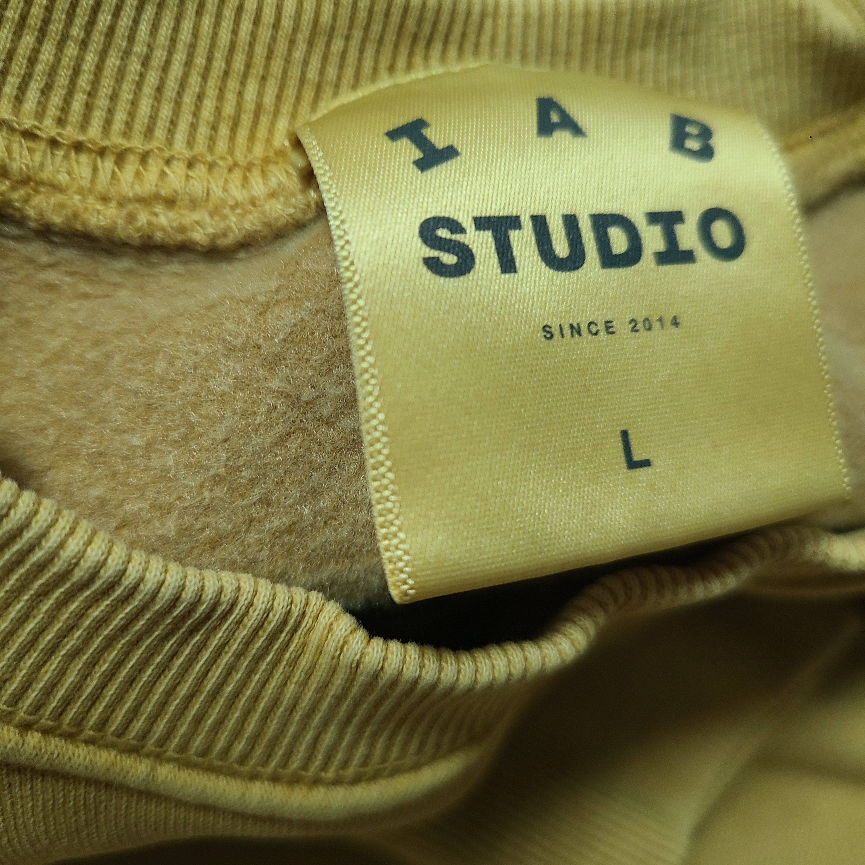 IAB Studio Pigment Sweatshirt Mustard 착용 스타일 - 2