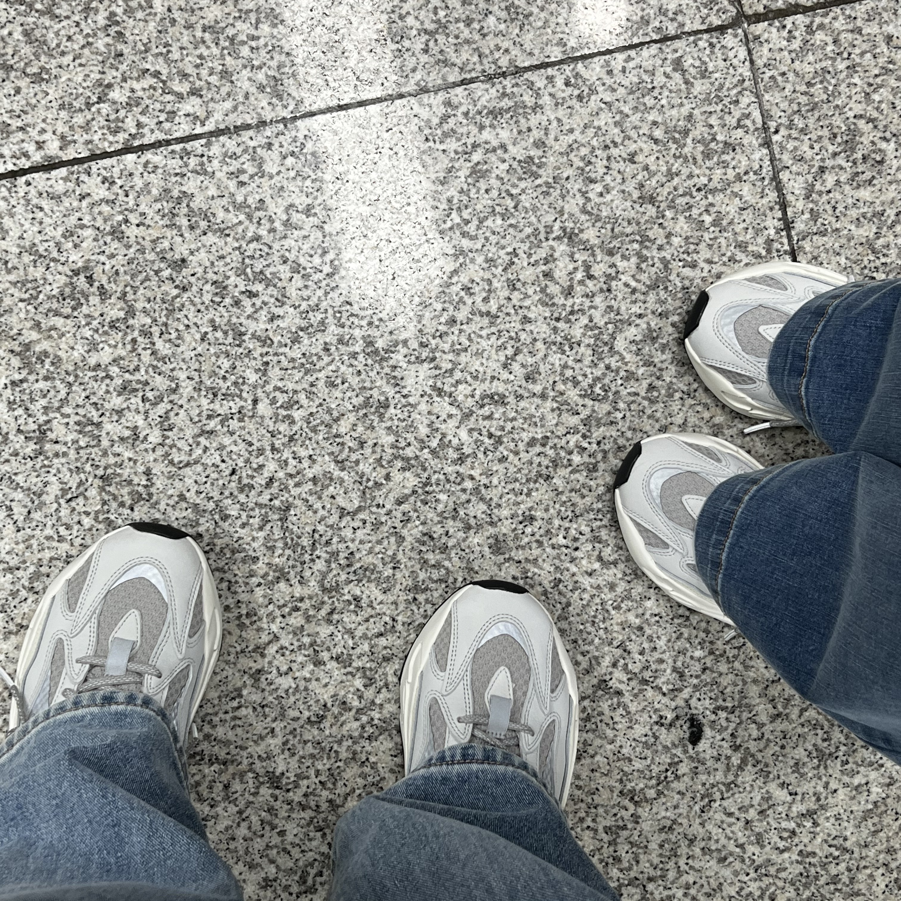 Adidas Yeezy Boost 700 V2 Static 2022 착용 스타일