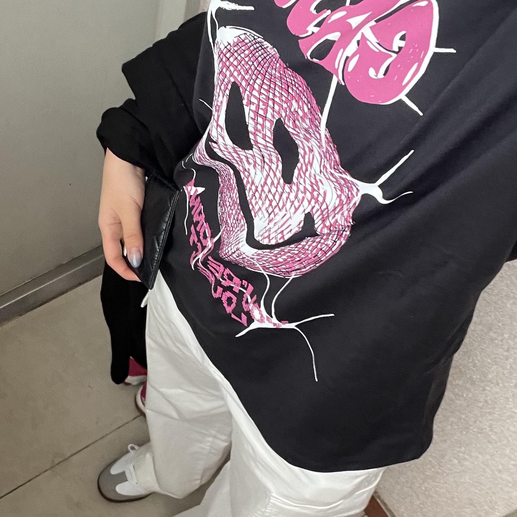 (W) Ganni Smiley Relaxed T-Shirt Phantom 착용 스타일 - 2