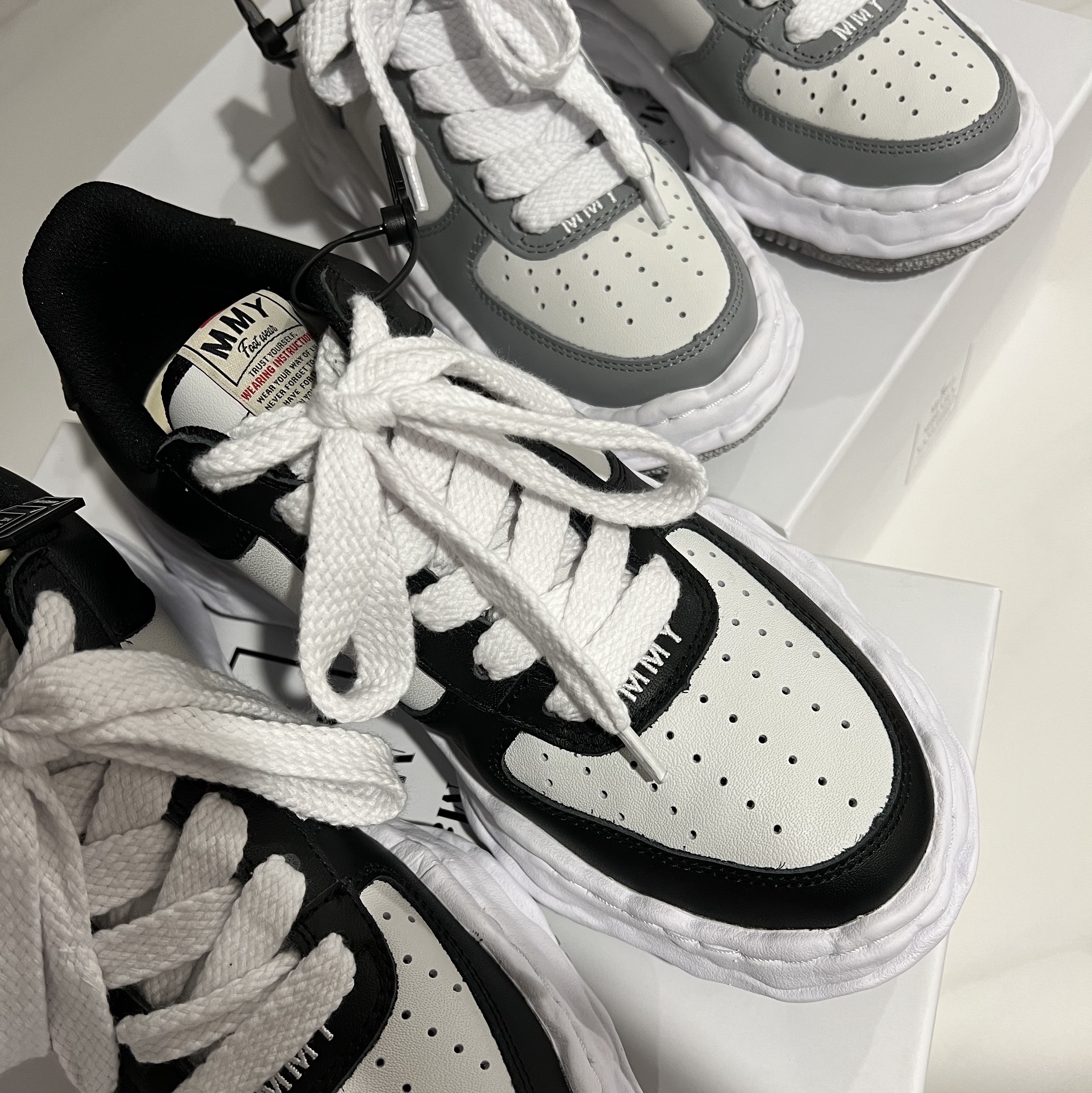 Maison Mihara Yasuhiro Wayne OG Sole Leather Low-top Sneakers Black White, Maison Mihara Yasuhiro Wayne OG Sole Leather Low-top Sneakers Gray White 착용 스타일