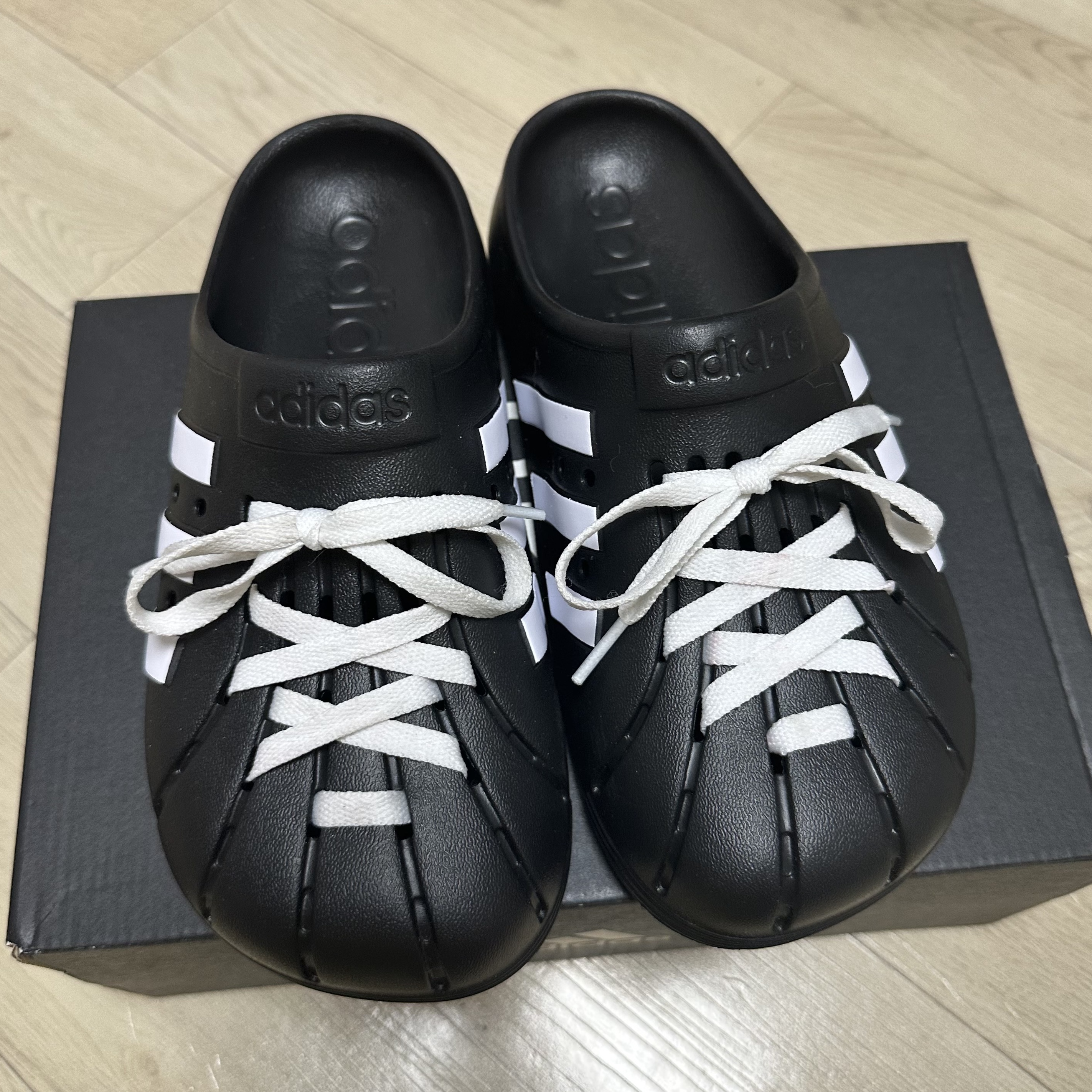 Adidas Adilette Clog Black White 착용 스타일