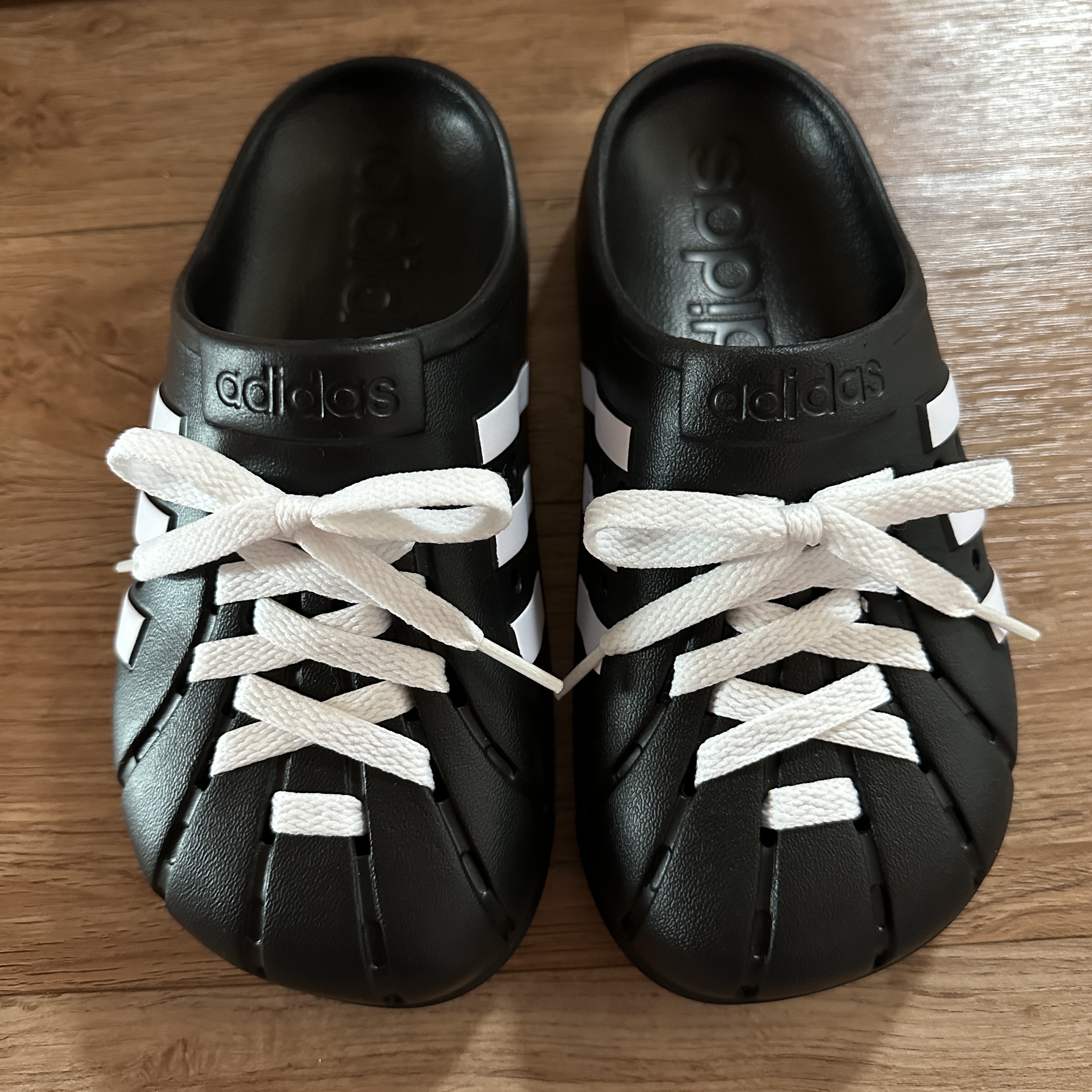 Adidas Adilette Clog Black White 착용 스타일