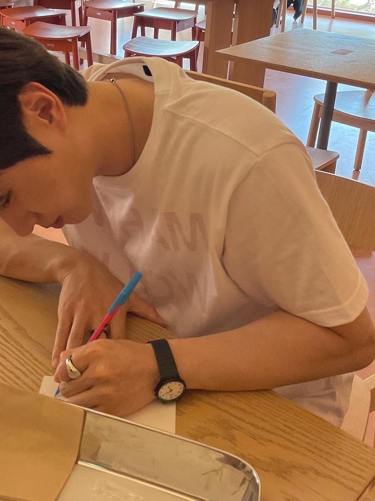 [KREAM 단독] Safarispot Highway Inn T-Shirt White Red 착용 스타일 - 2