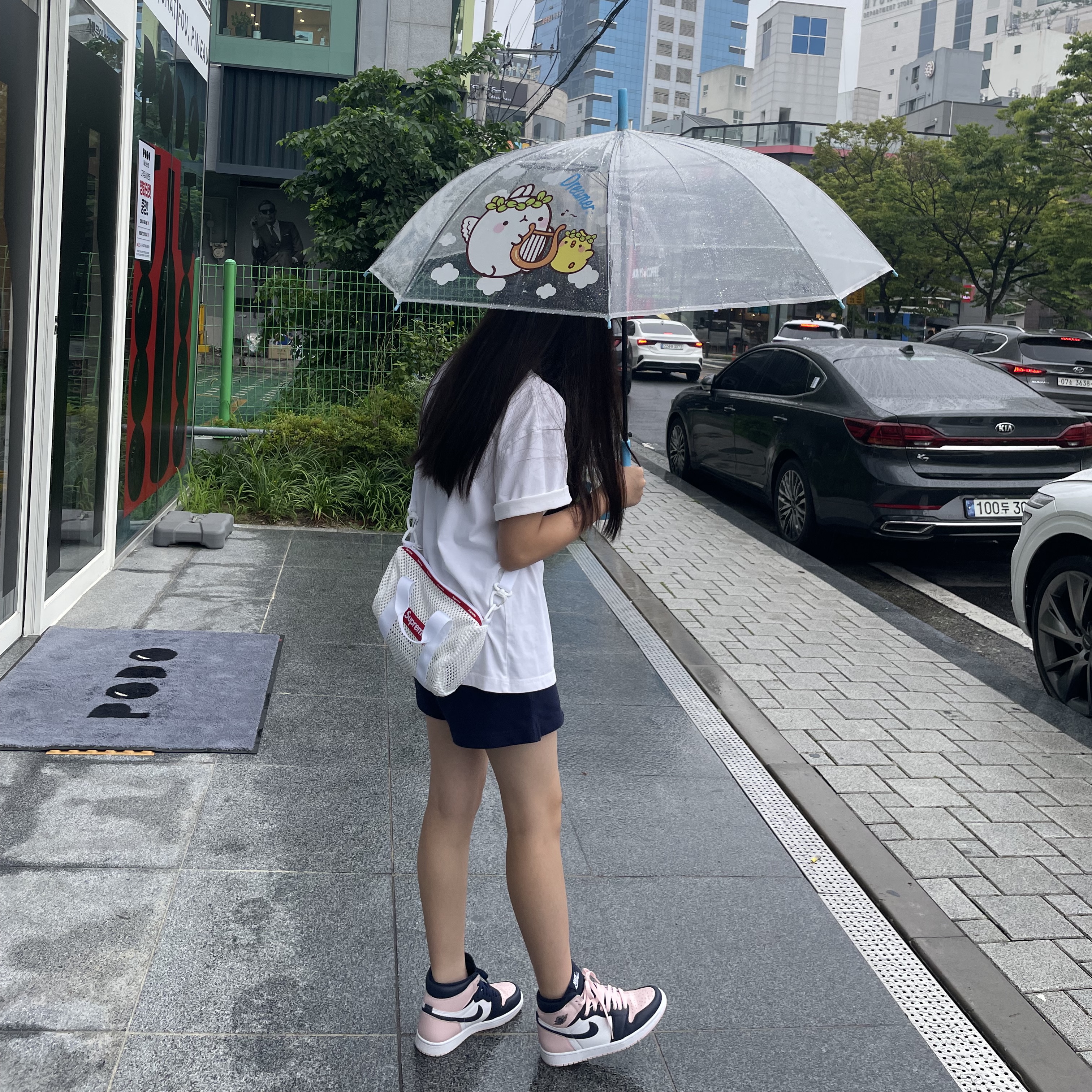 (W) Jordan 1 Retro High OG Atmosphere, Supreme Mesh Mini Duffle Bag White - 23SS 착용 스타일