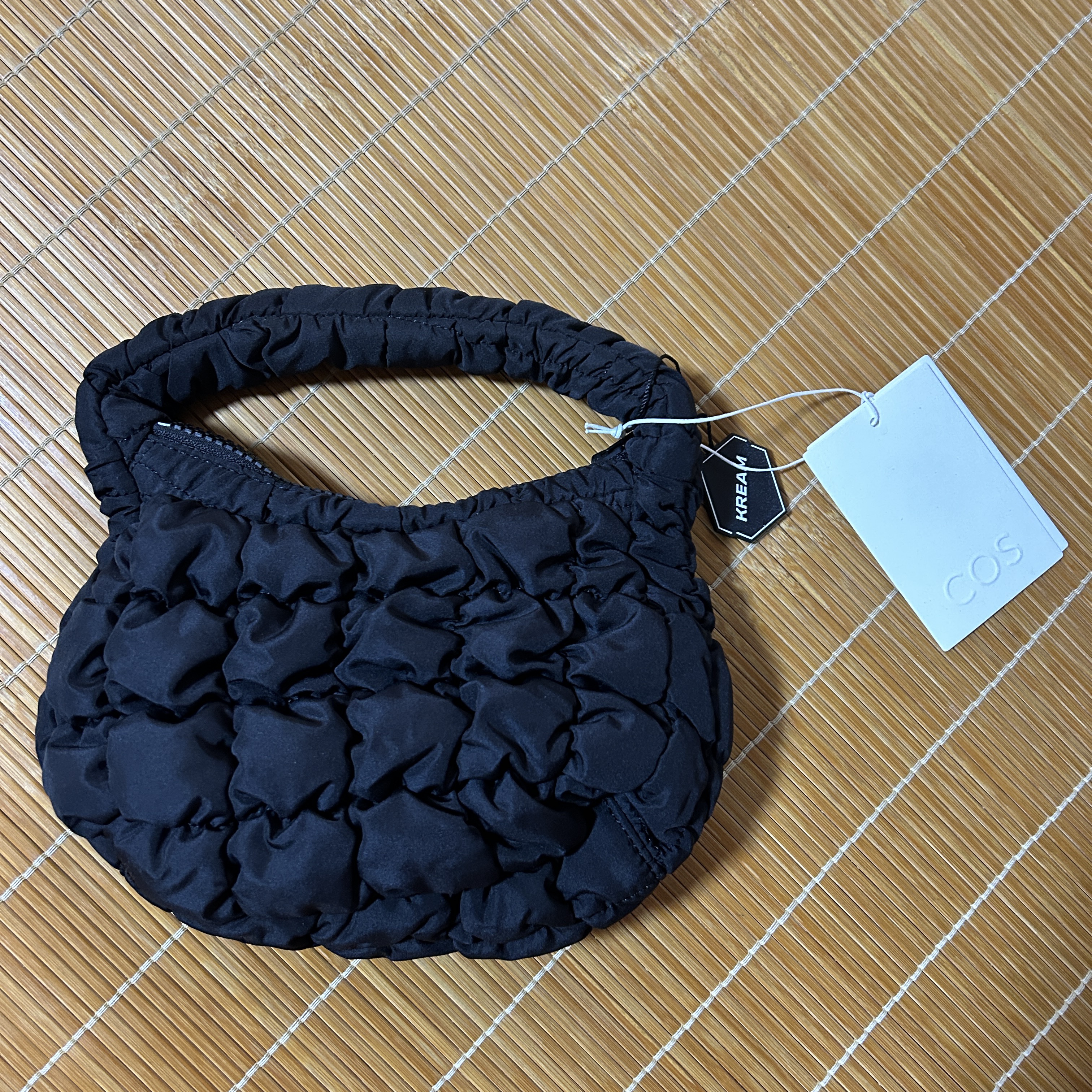 COS Quilted Micro Bag Black 착용 스타일