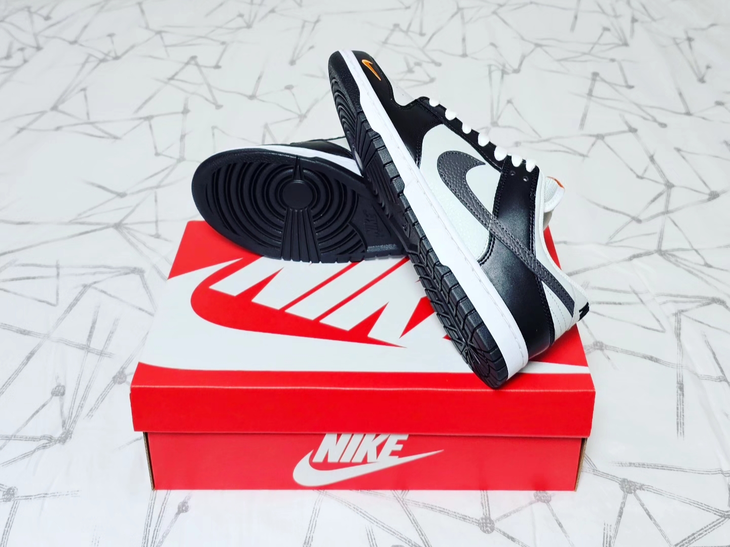 Nike Dunk Low Black Orange 착용 스타일 - 4