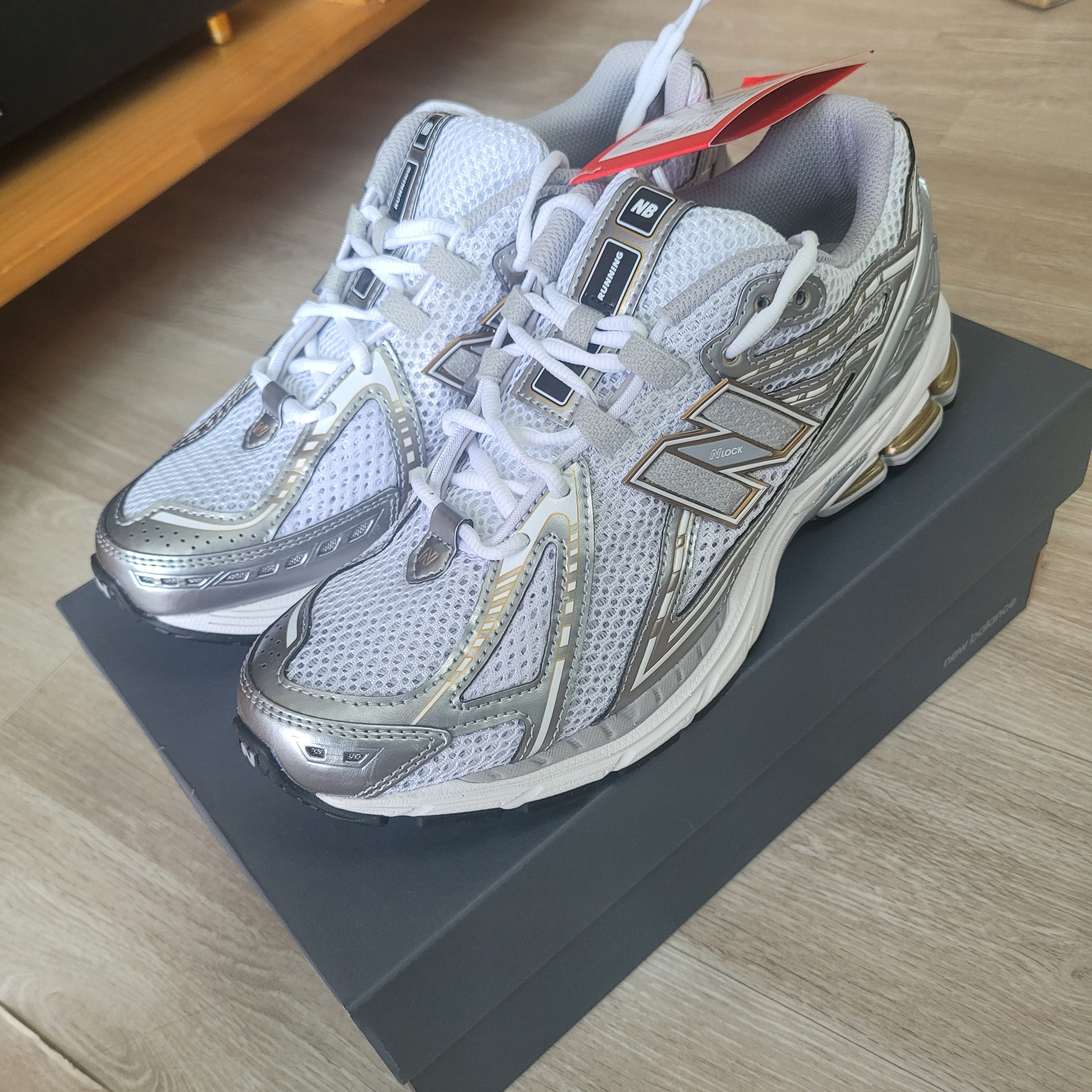 New Balance 1906R White Metallic Silver 착용 스타일 - 1