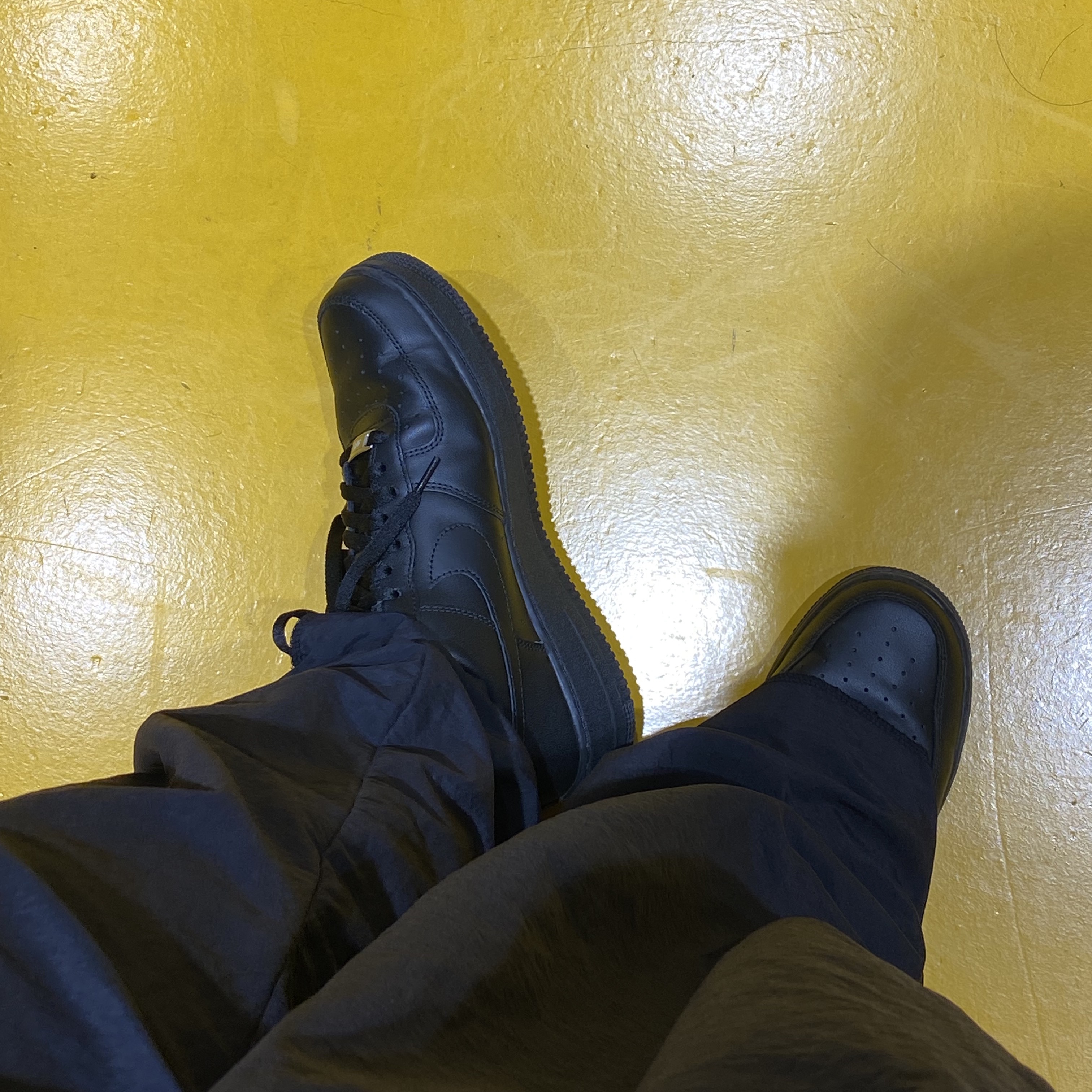 Nike Air Force 1 '07 Low Triple Black 착용 스타일