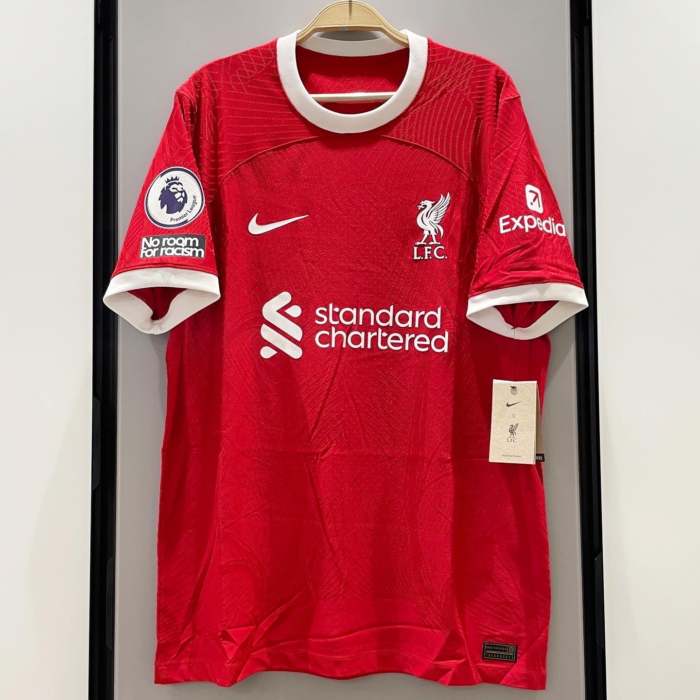 Nike Liverpool FC 2023/24 Dri-Fit Stadium Home Jersey Gym Red (Non Marking Ver.), Nike Liverpool FC 2023/24 Dri-Fit ADV Match Home Jersey Gym Red (Non Marking Ver.) 착용 스타일 - 1