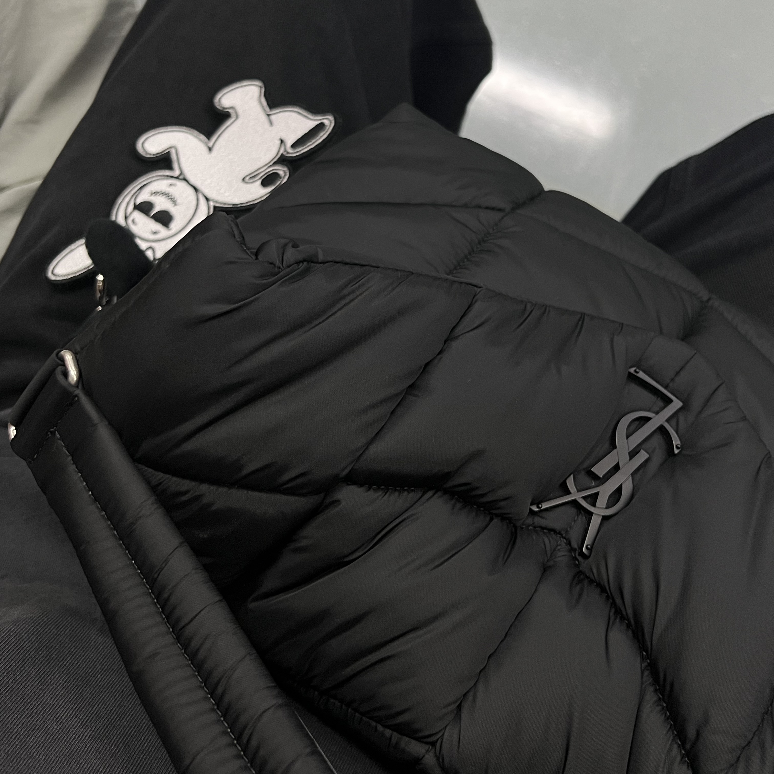Saint Laurent Puffer Messenger Bag in Econyl Regenerated Nylon Black 착용 스타일 - 1