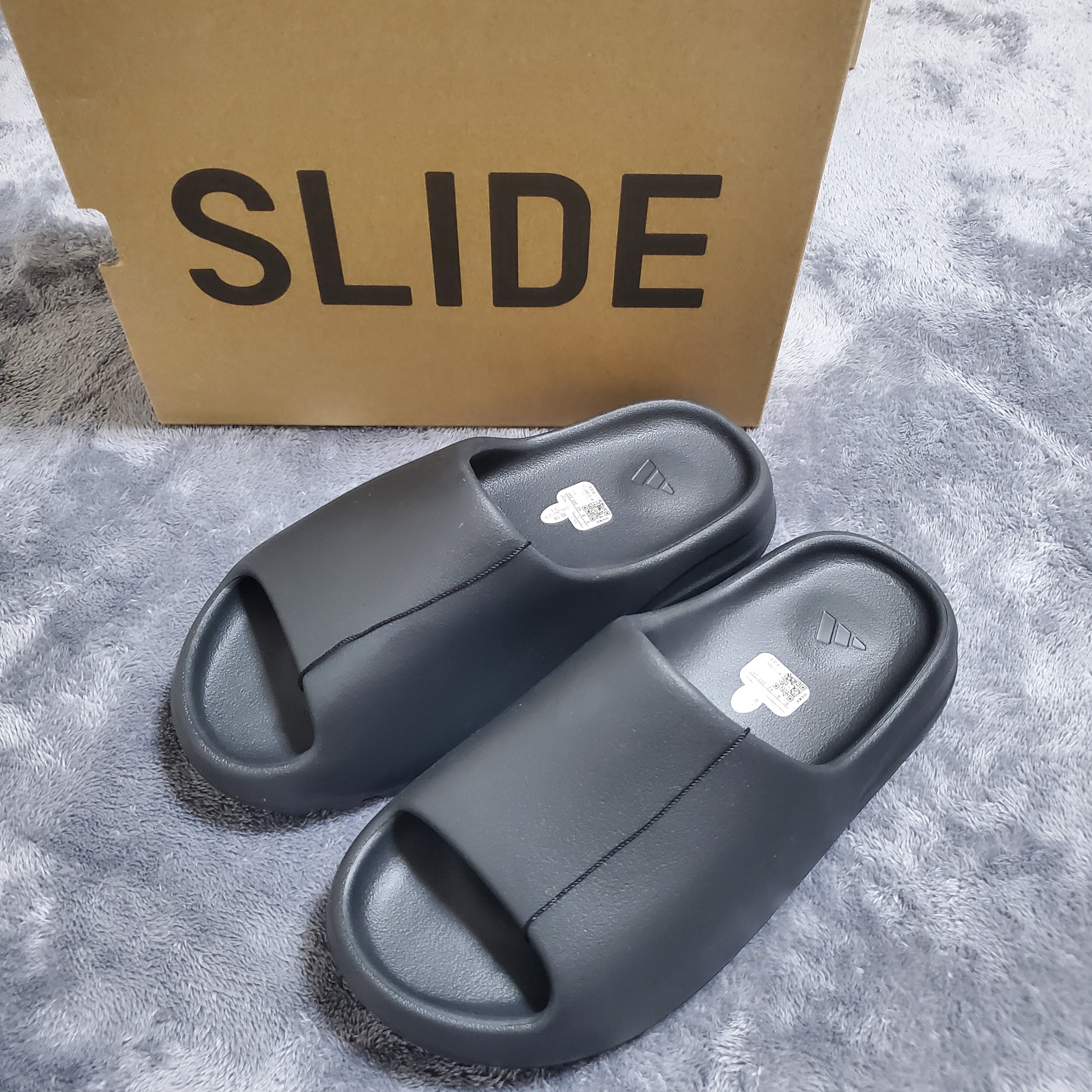 Adidas Yeezy Slide Onyx 착용 스타일