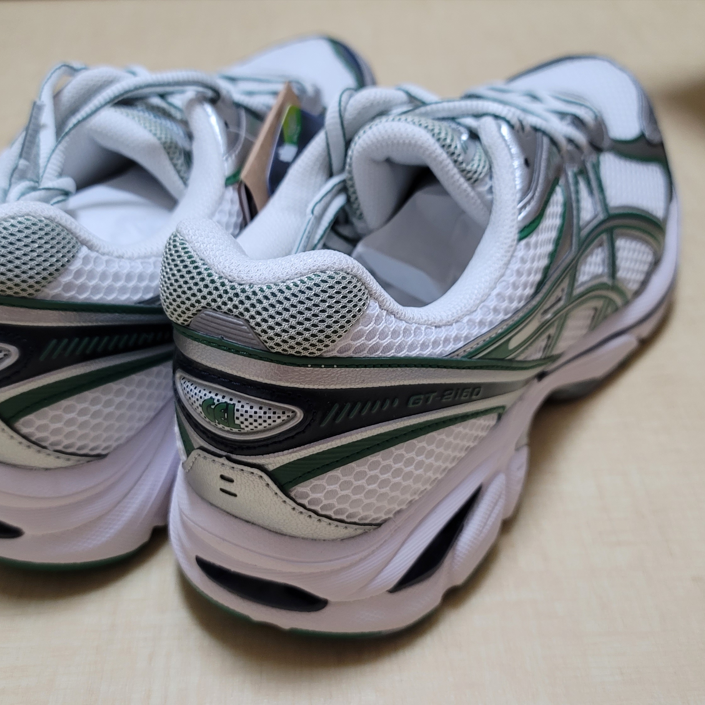 Asics GT-2160 White Shamrock Green 착용 스타일 - 2