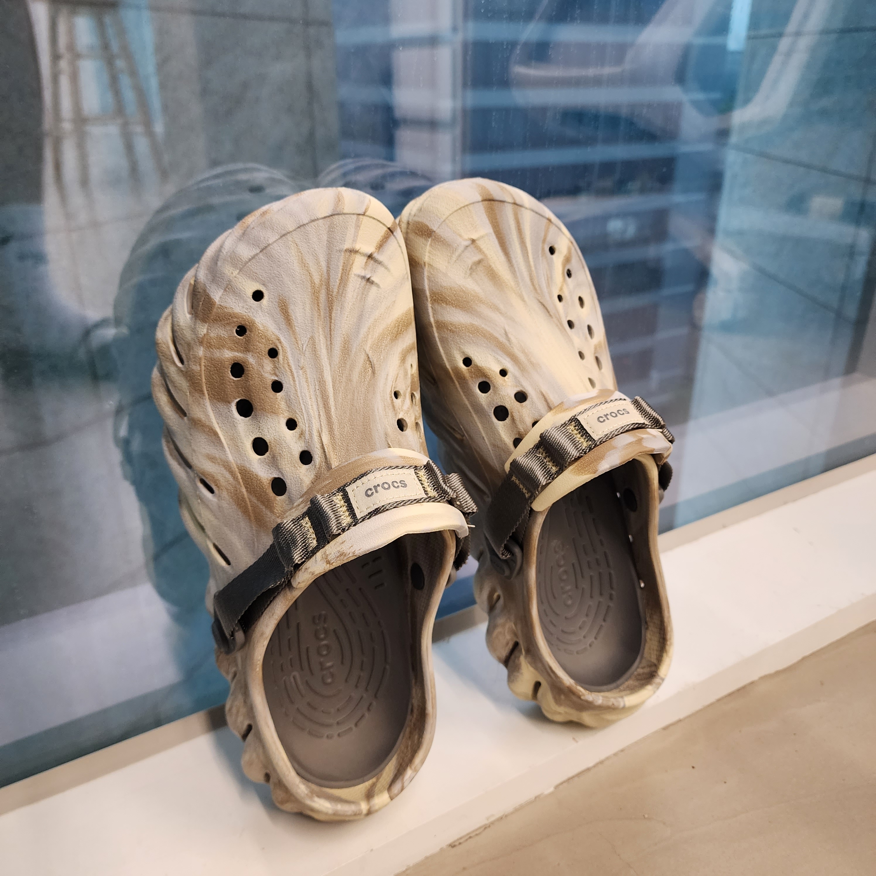 Crocs Echo Marbled Clog Bone Multi 착용 스타일 - 1