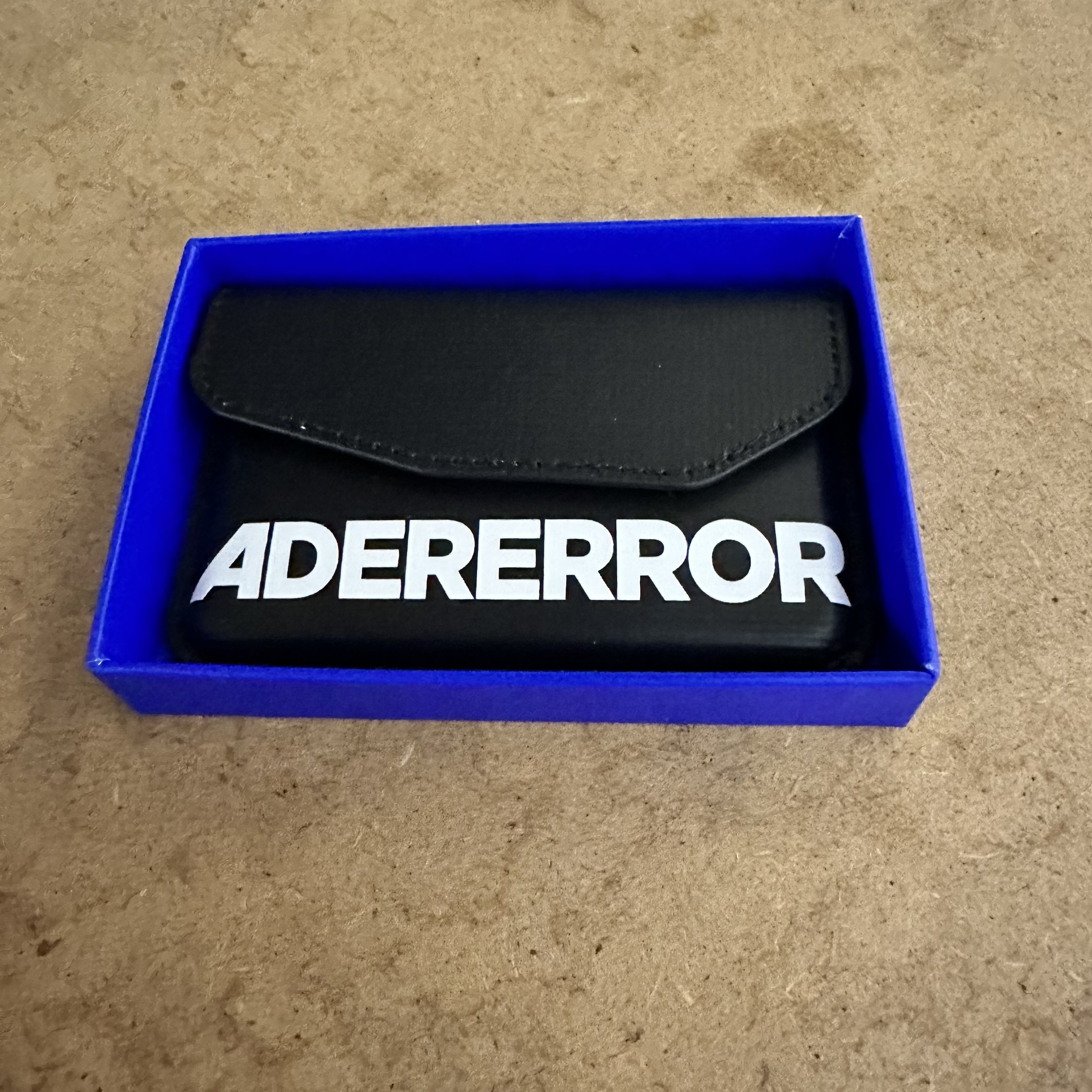 Ader Error Standic Magsafe Wallet Noir 착용 스타일 - 1