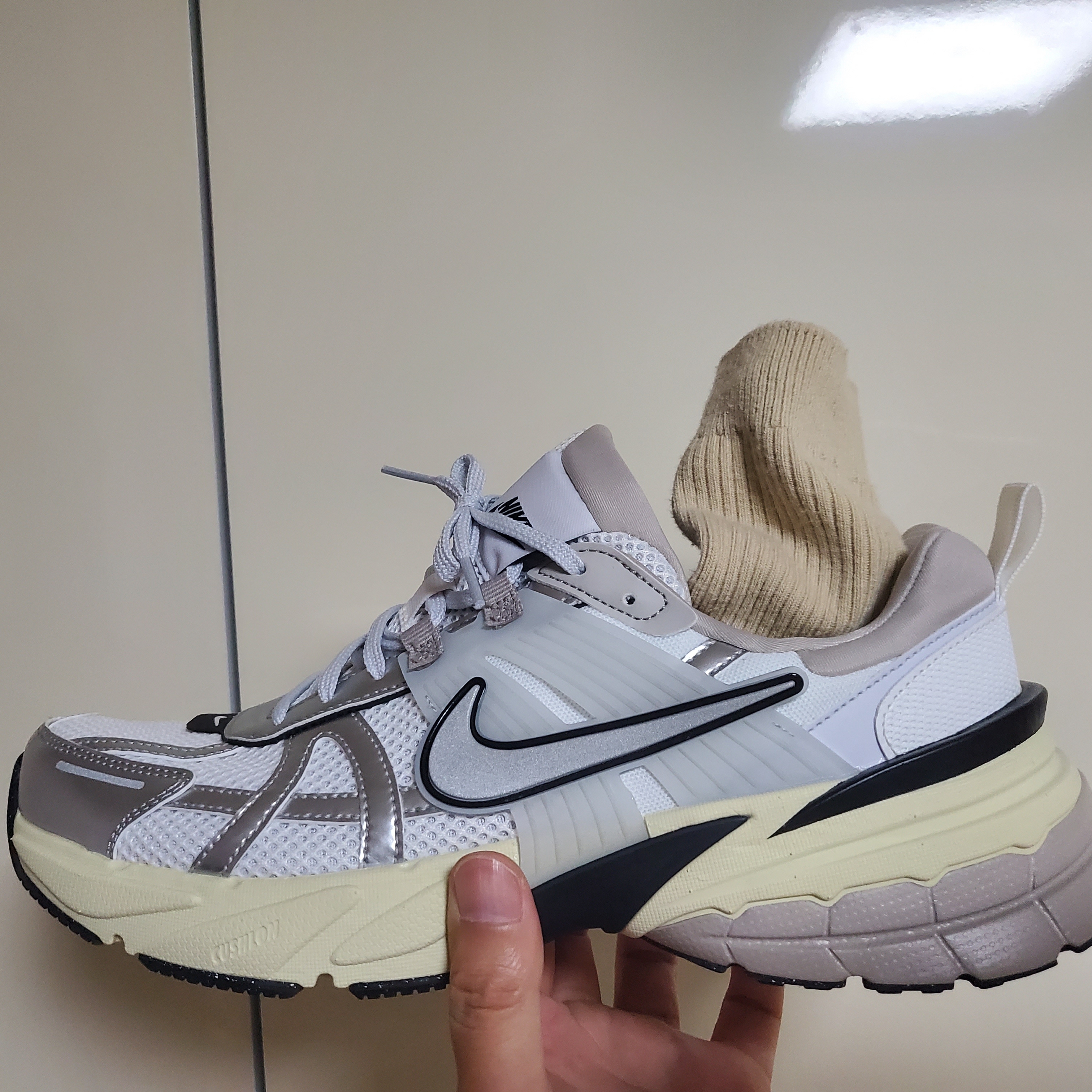Nike V2K Run Summit White Metallic Silver 착용 스타일
