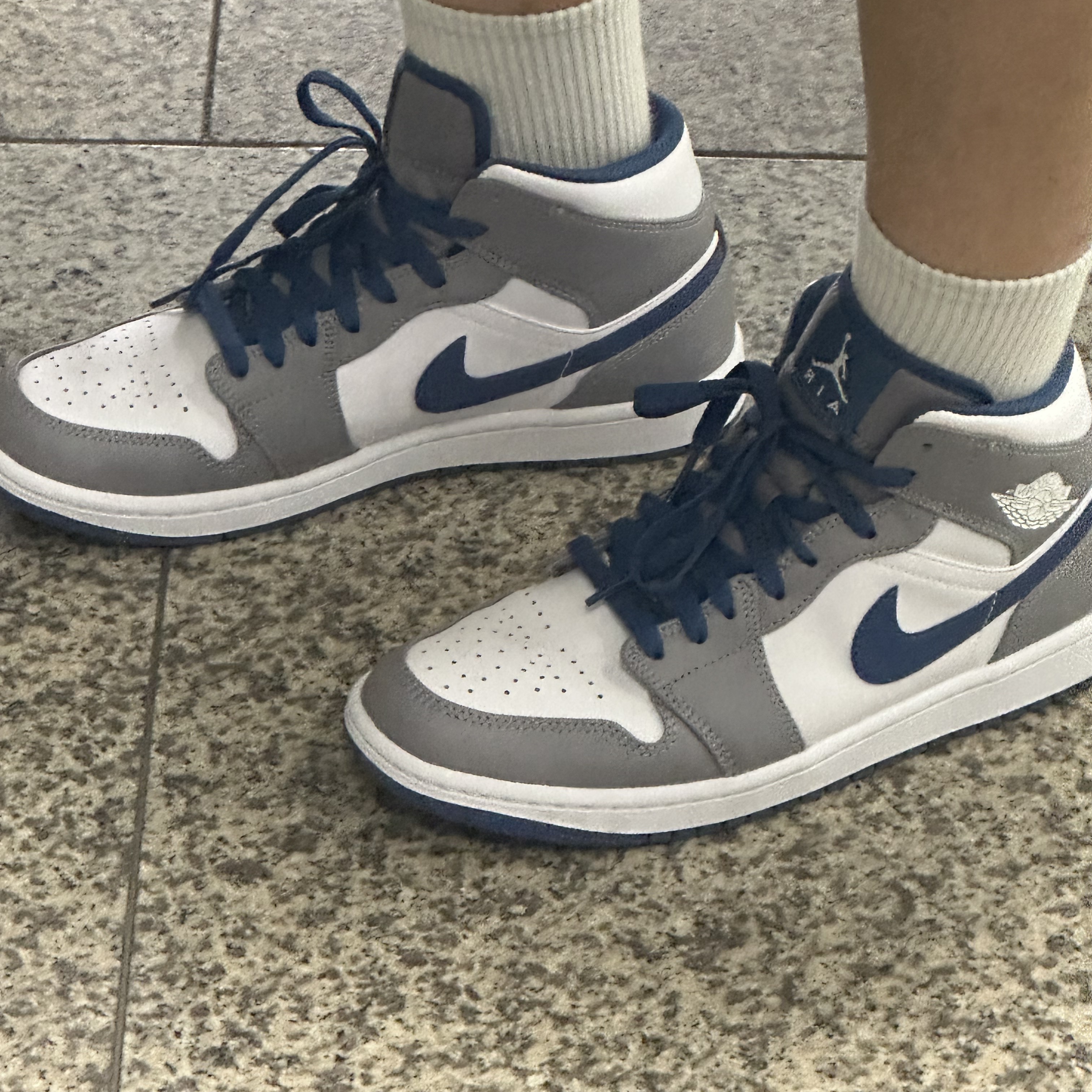 Jordan 1 Mid Cement Grey True Blue 착용 스타일 - 2