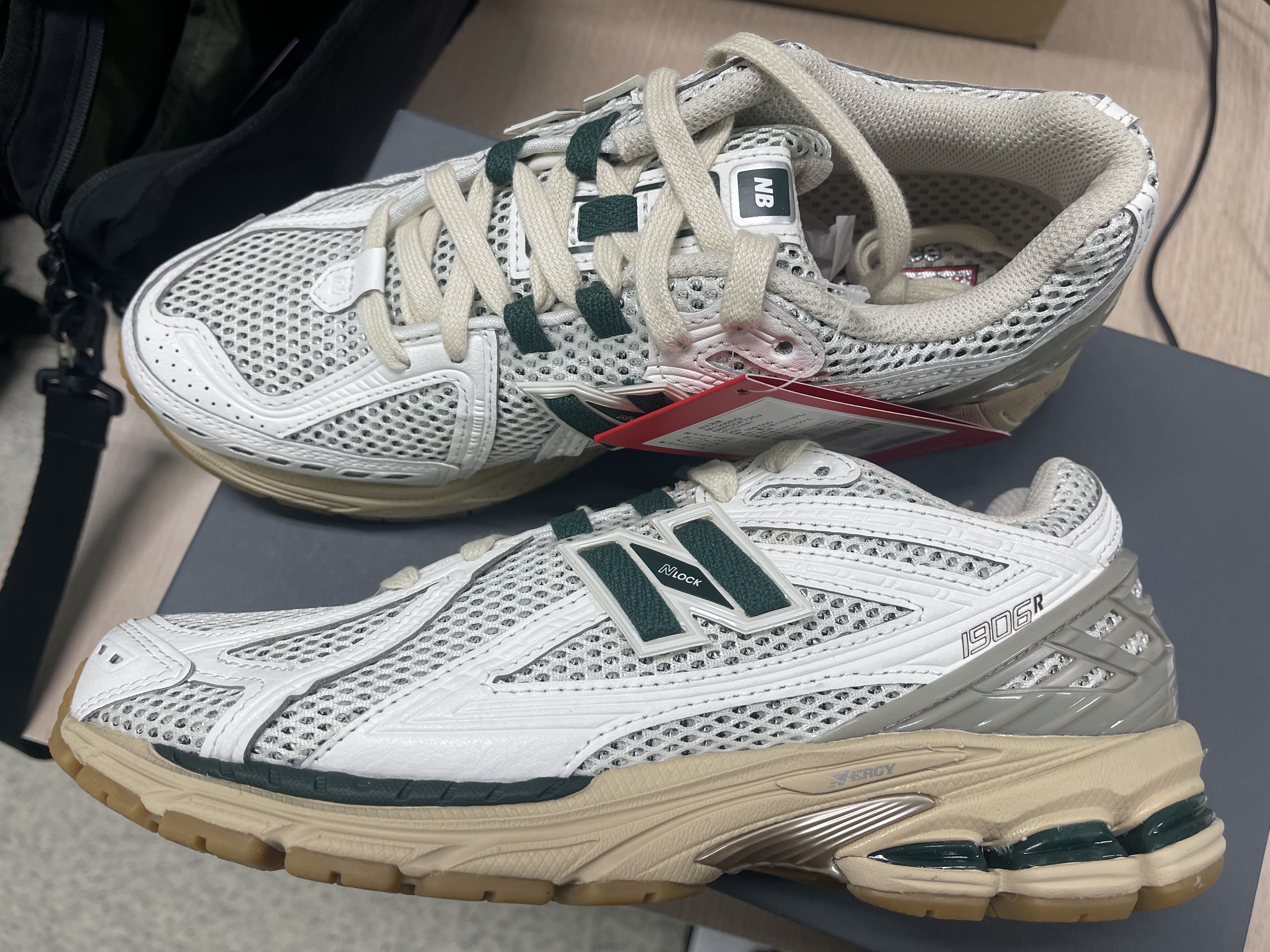 New Balance 1906R Silver Green 착용 스타일 - 2