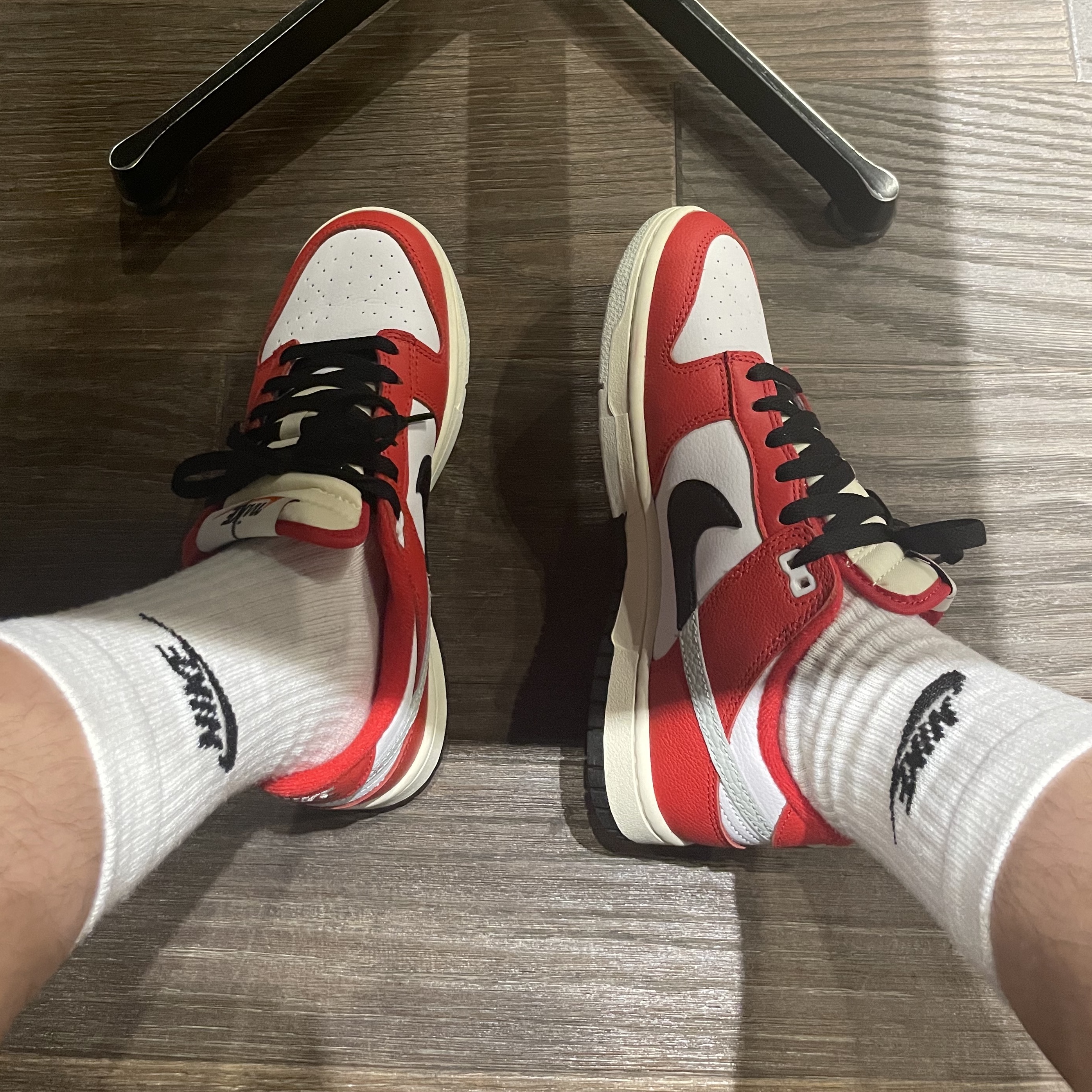 Nike Dunk Low Retro PRM University Red Black, Nike Everyday Essential Crew Socks White Black (3 Pack/Korean Ver.) 착용 스타일