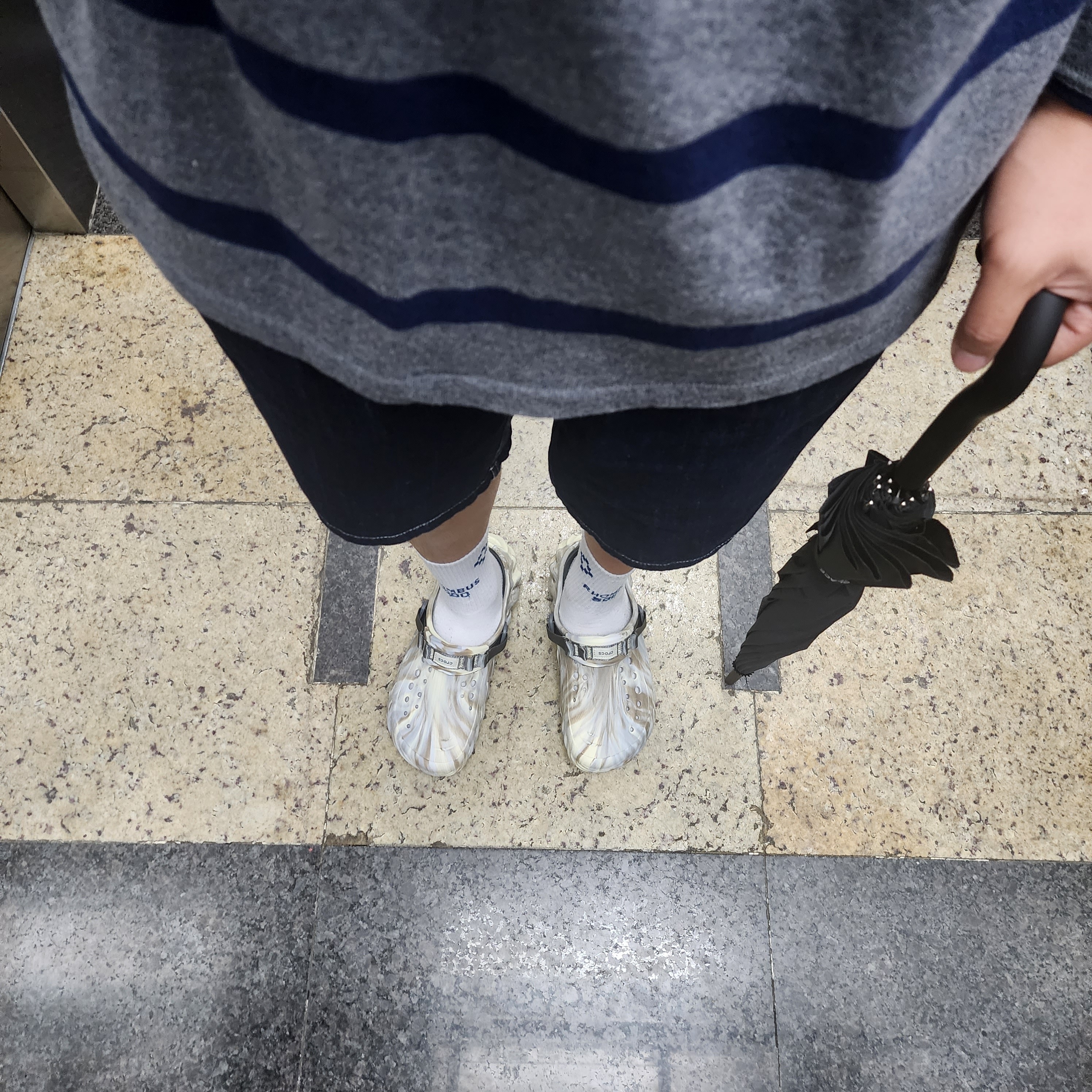 Crocs Echo Marbled Clog Bone Multi 착용 스타일 - 2