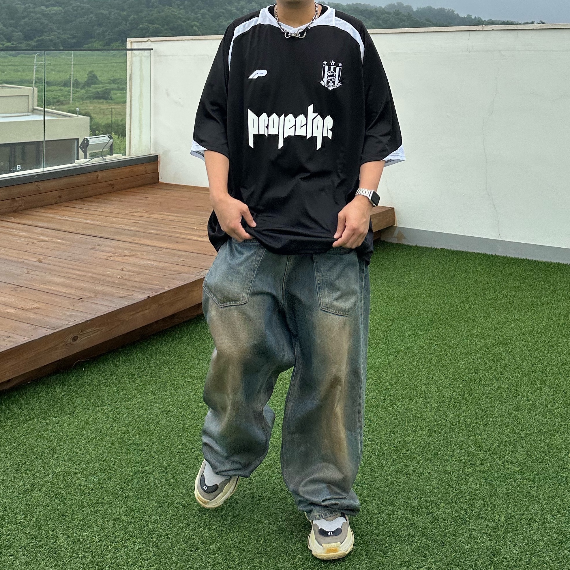 Project G/R Oversized Football Jersey Black, Project G/R Coated Backward Denim Pants Blue 착용 스타일 - 2