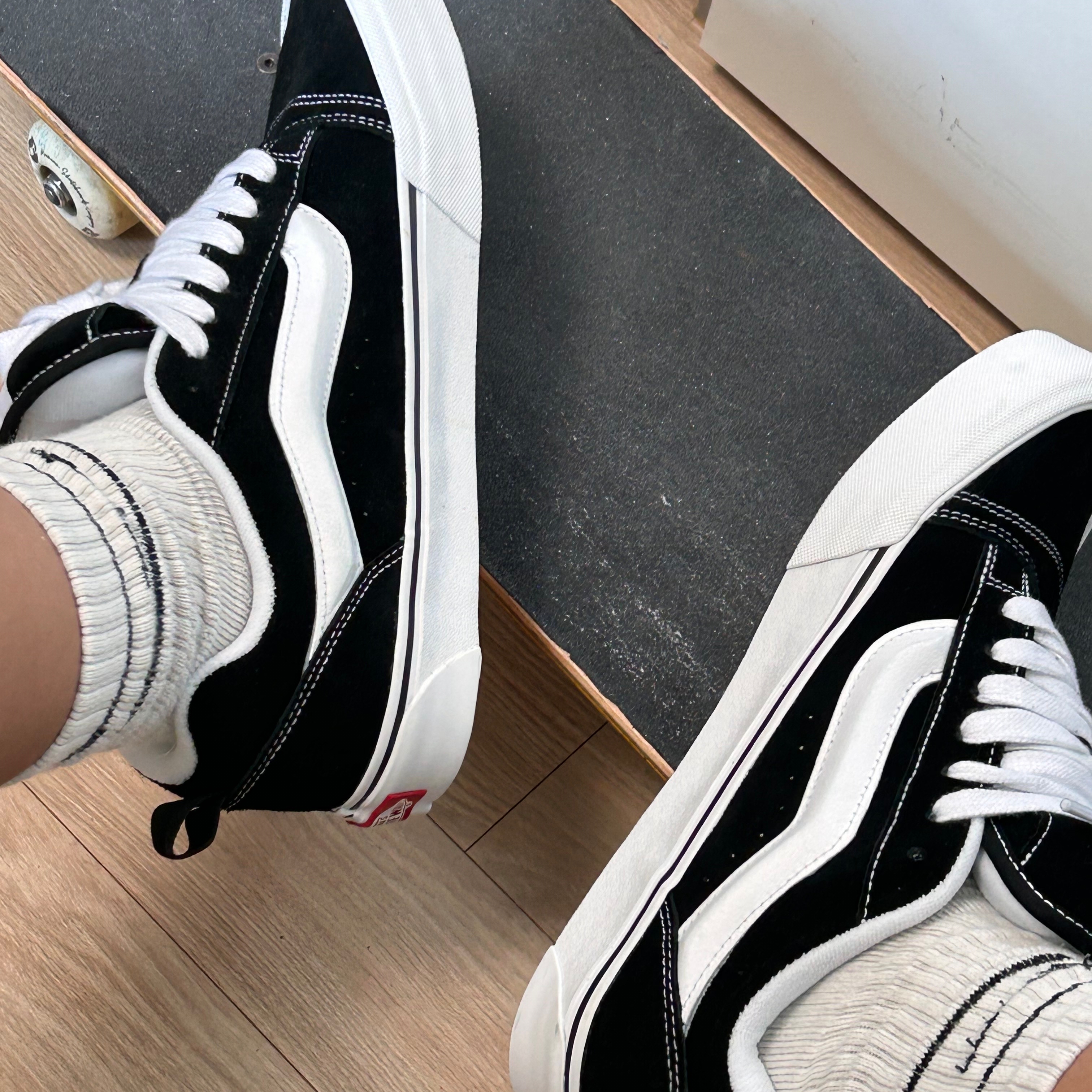 Vans Knu-Skool Black True White 착용 스타일